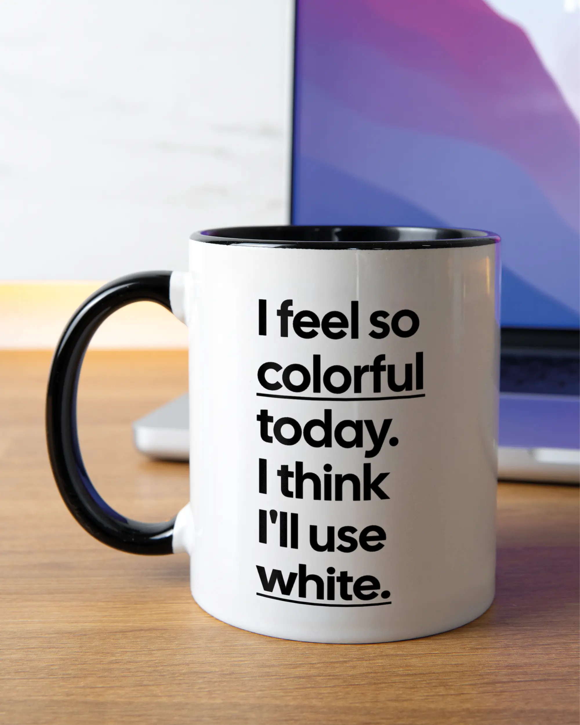 Homeoffice Aufnahme der linken Seite der beidseitig bedruckten Keramiktasse von Maondo mit dem Design Colorful Day in der Farbe Duotone