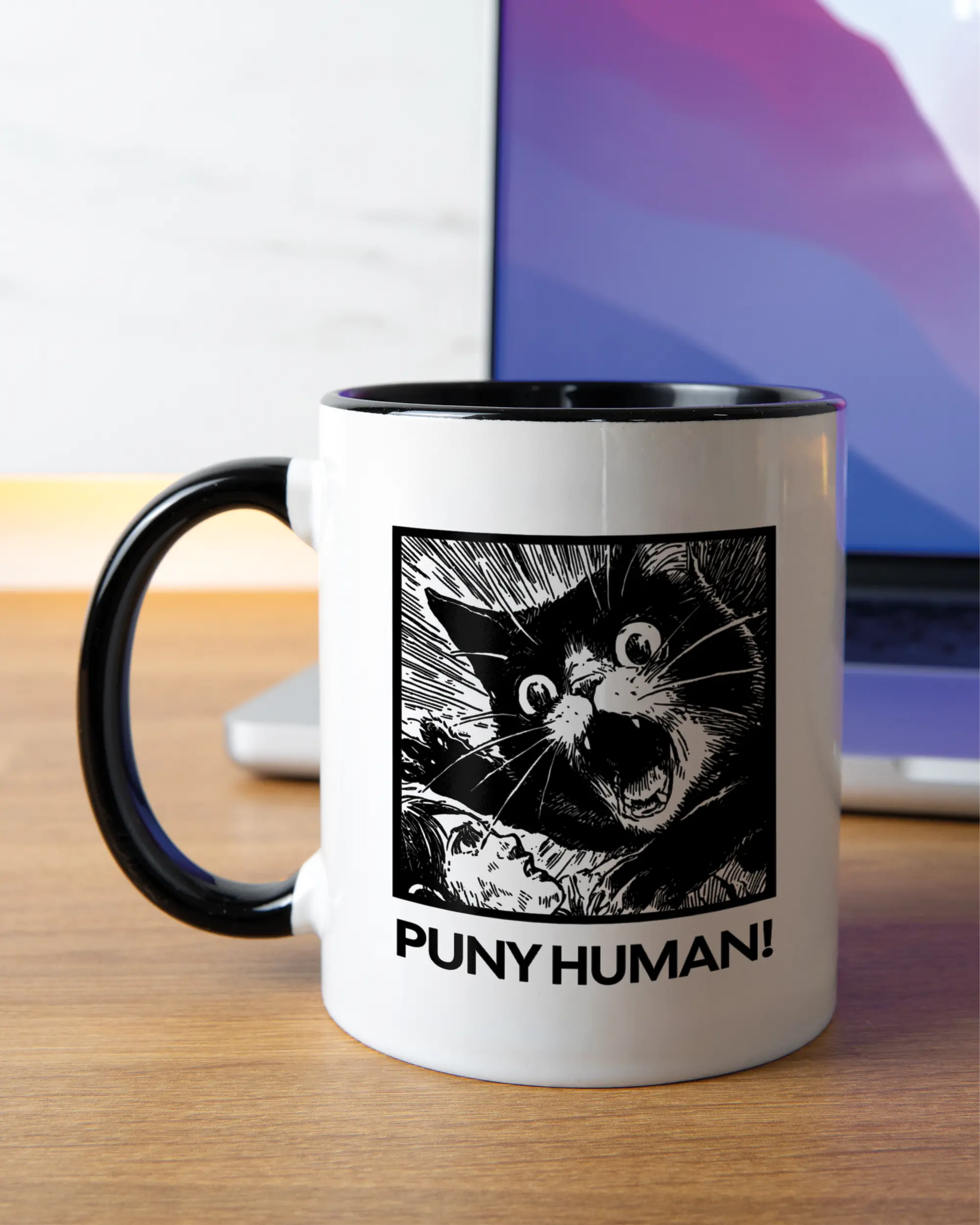 Homeoffice Aufnahme der linken Seite der beidseitig bedruckten Keramiktasse von Maondo mit dem Design Puny Human in der Farbe Duotone