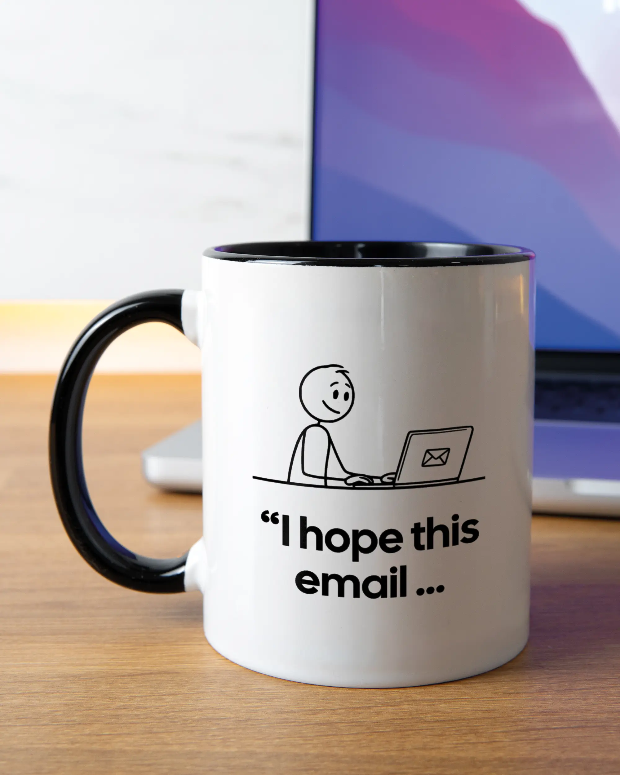 Homeoffice Aufnahme der linken Seite der beidseitig bedruckten Keramiktasse von Maondo mit dem Design Found me not well in der Farbe Duotone