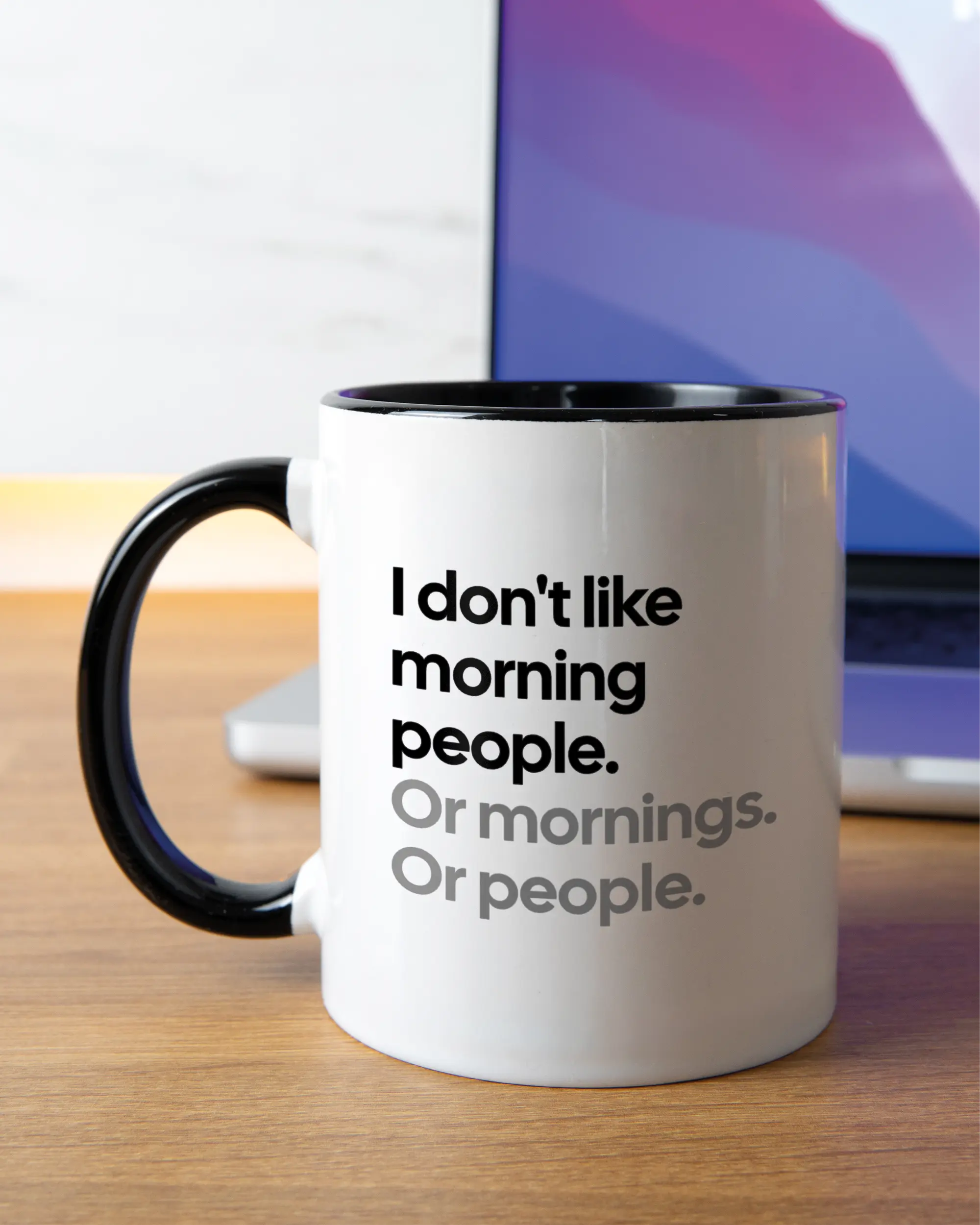 Homeoffice Aufnahme der linken Seite der beidseitig bedruckten Keramiktasse von Maondo mit dem Design Morning Person in der Farbe Duotone