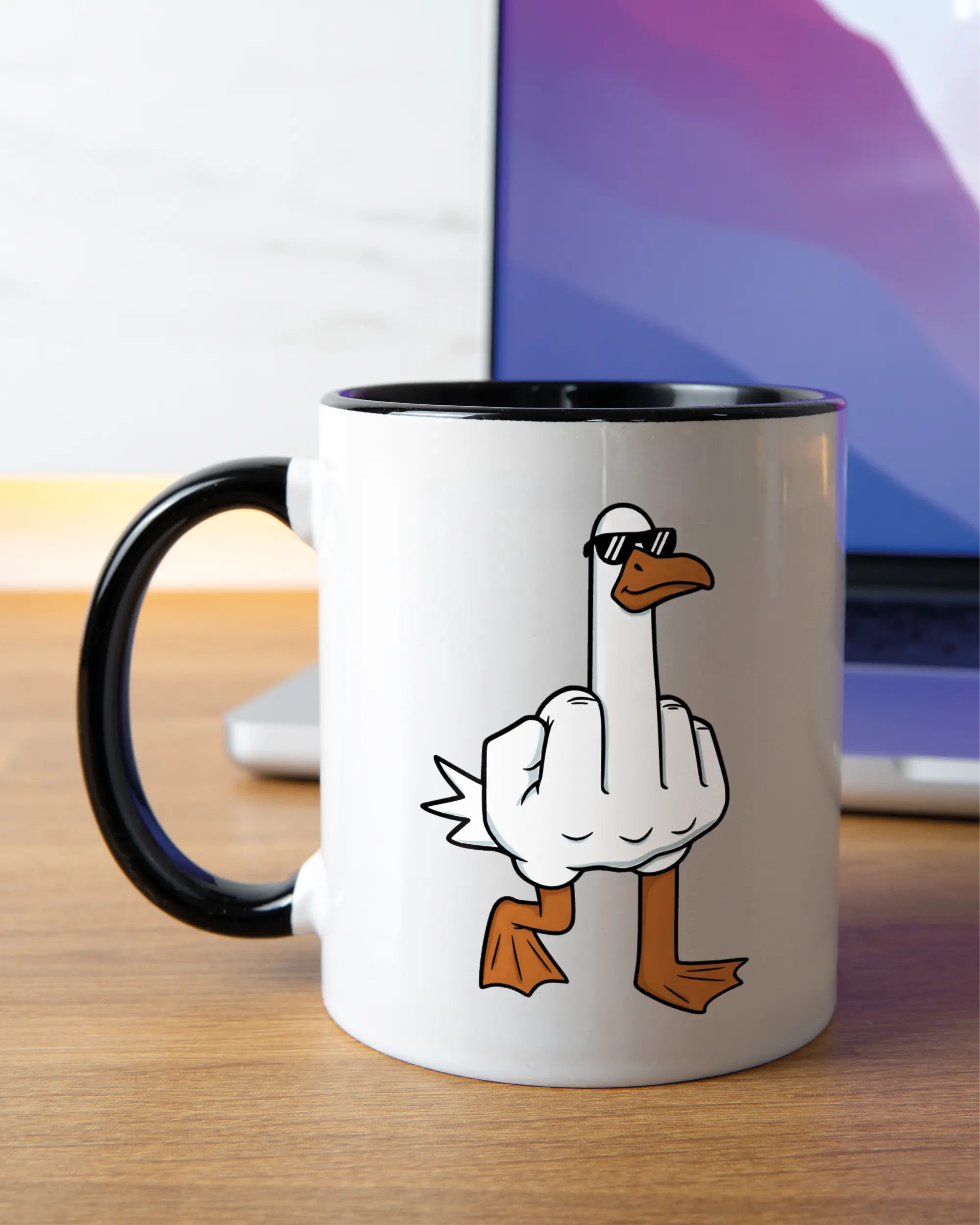 Homeoffice Aufnahme der linken Seite der beidseitig bedruckten Keramiktasse von Maondo mit dem Design I give a duck in der Farbe Duotone