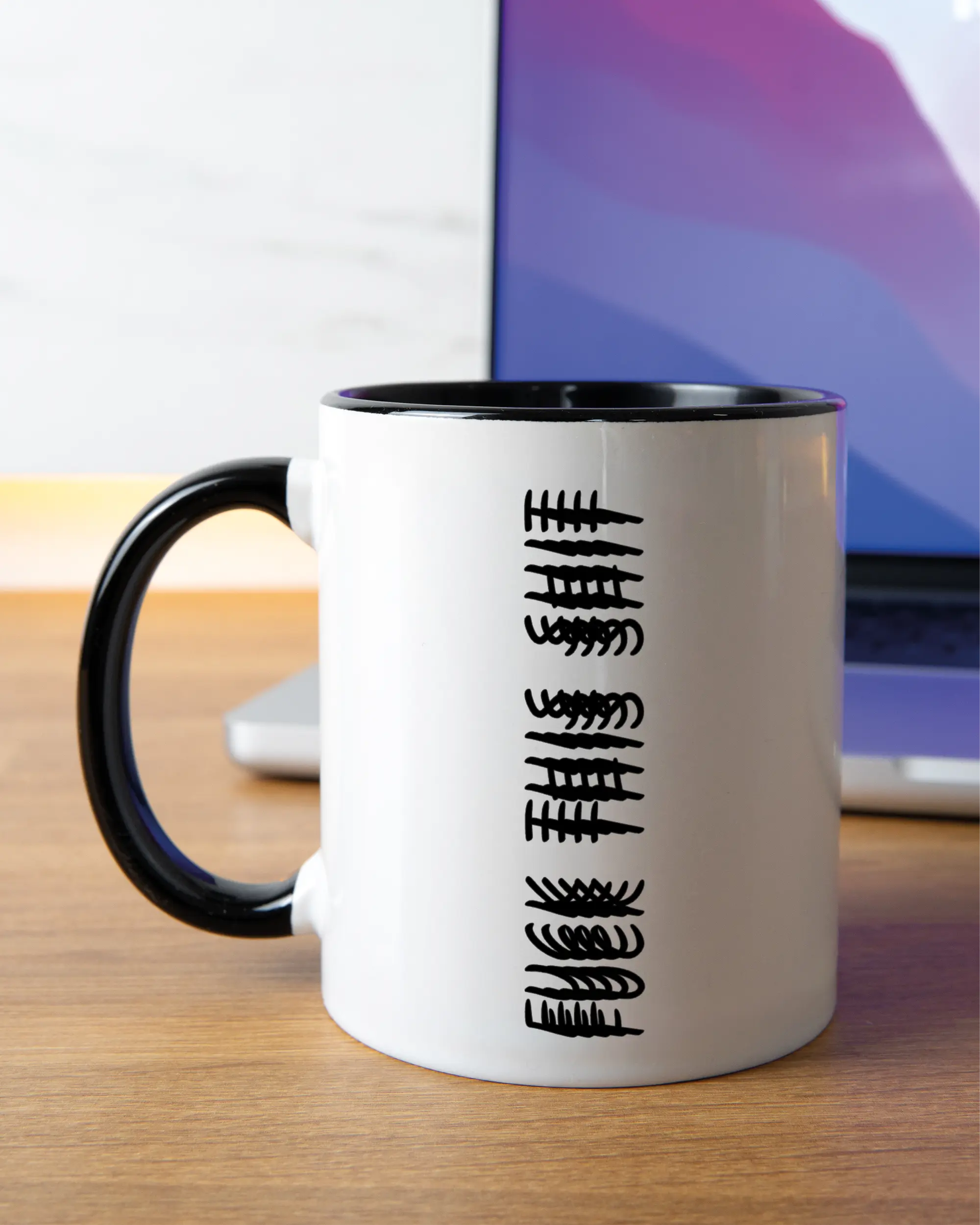 Homeoffice Aufnahme der linken Seite der beidseitig bedruckten Keramiktasse von Maondo mit dem Design Hidden Message in der Farbe Duotone