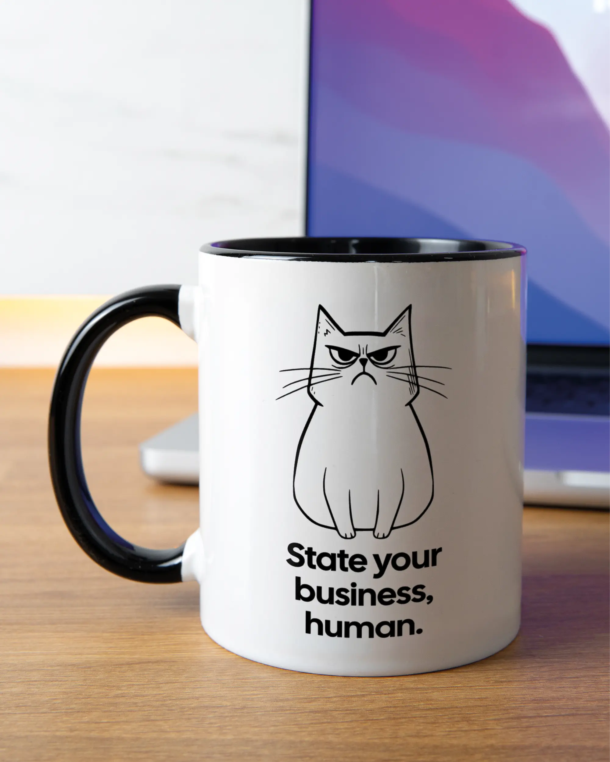 Homeoffice Aufnahme der linken Seite der beidseitig bedruckten Keramiktasse von Maondo mit dem Design Grumpy Purr in der Farbe Duotone