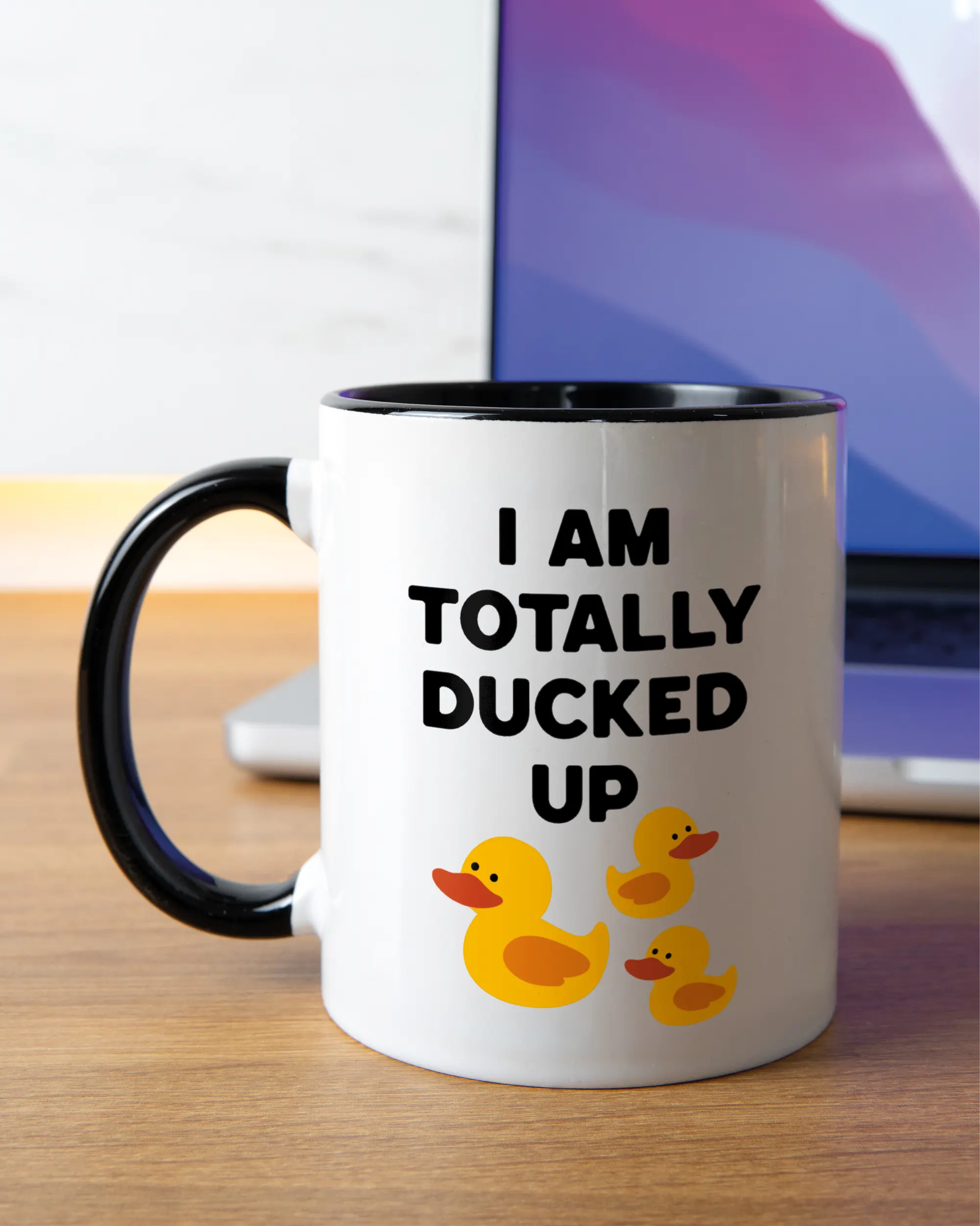 Homeoffice Aufnahme der linken Seite der beidseitig bedruckten Keramiktasse von Maondo mit dem Design Ducked Up in der Farbe Duotone