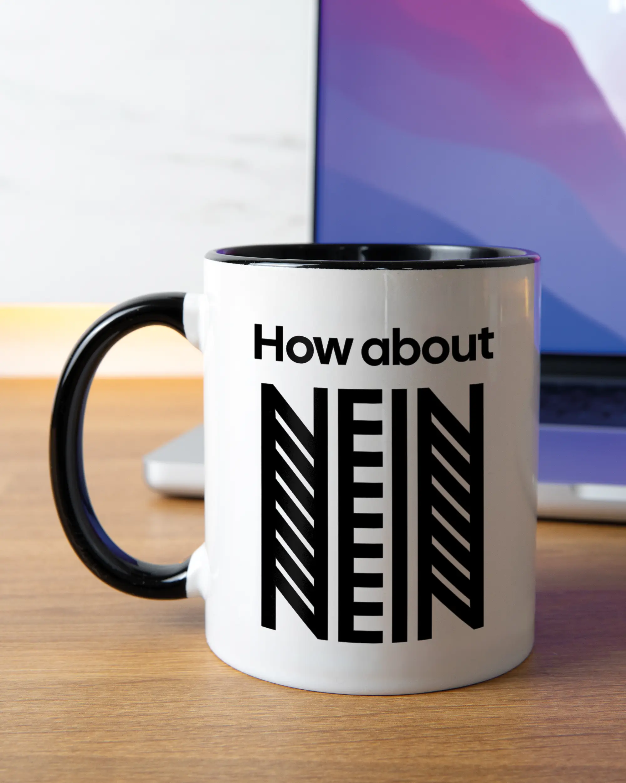 Homeoffice Aufnahme der linken Seite der beidseitig bedruckten Keramiktasse von Maondo mit dem Design How about nein in der Farbe Duotone