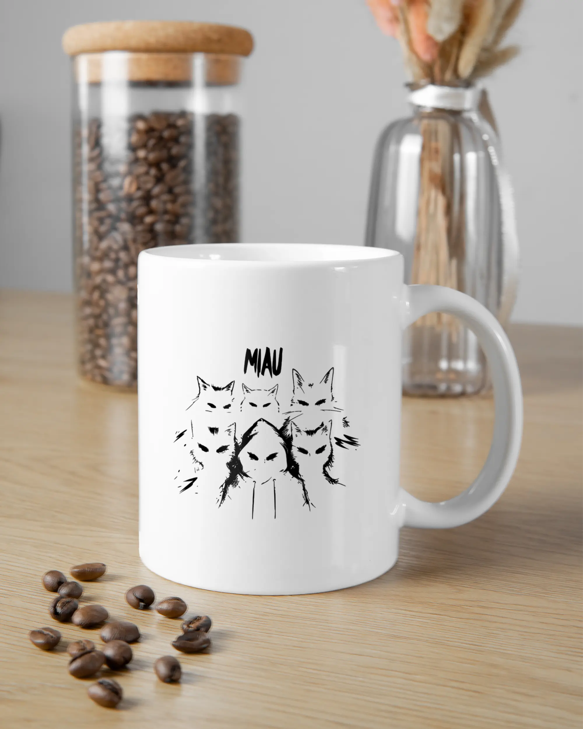 Essenstisch Aufnahme der beidseitig bedruckten Keramik Tasse von Maondo mit dem Design Miau Gang in der Farbe Weiß