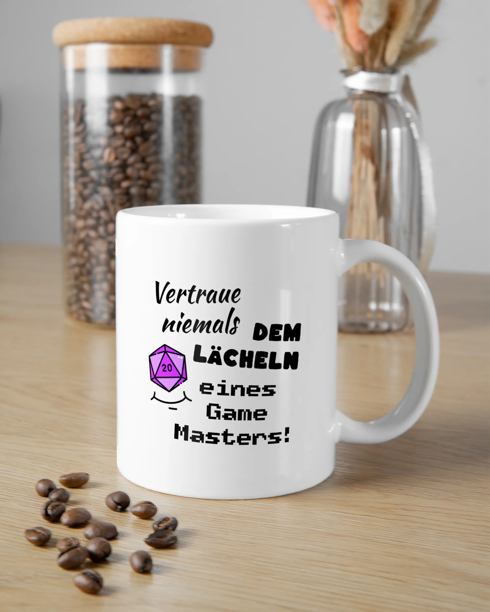 Essenstisch Aufnahme der beidseitig bedruckten Keramik Tasse von Maondo mit dem Design Game Master in der Farbe Weiß