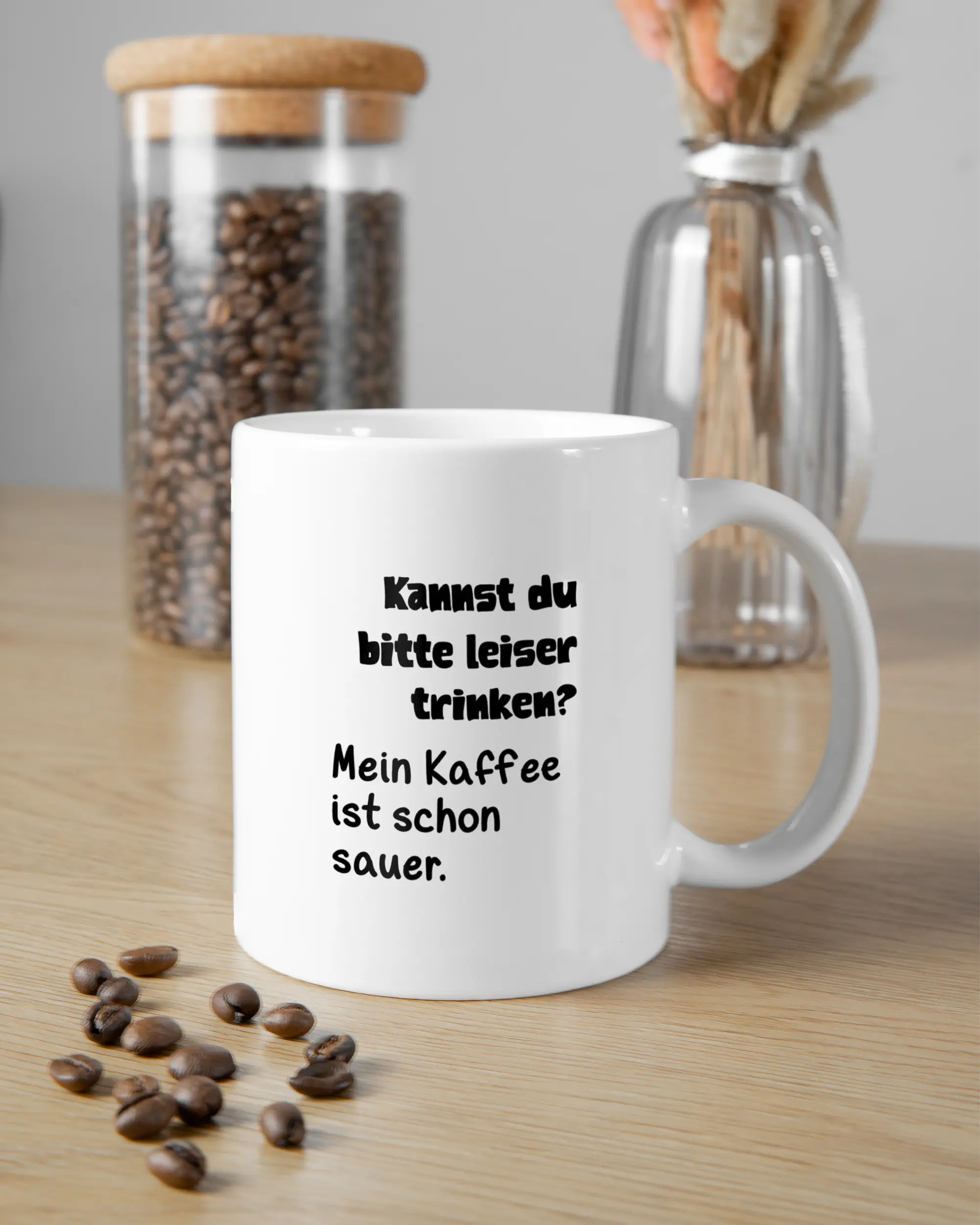 Essenstisch Aufnahme der beidseitig bedruckten Keramik Tasse von Maondo mit dem Design Ruhiges Böhnchen in der Farbe Weiß