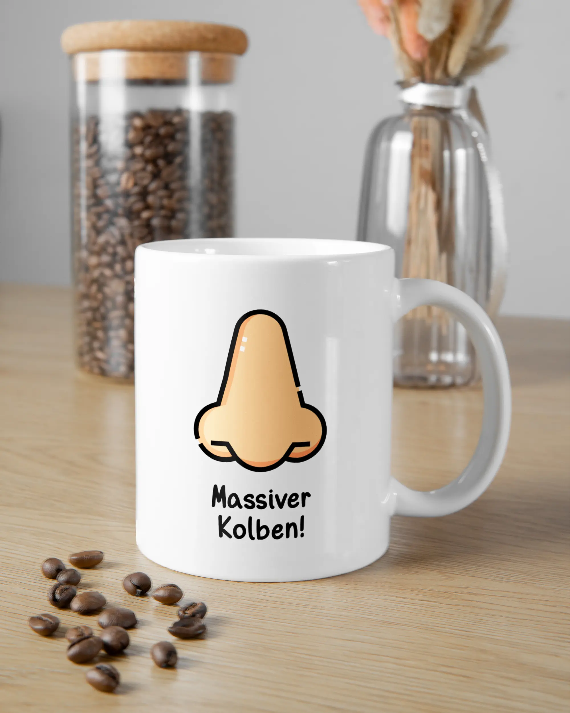 Essenstisch Aufnahme der beidseitig bedruckten Keramik Tasse von Maondo mit dem Design Massiver Kolben in der Farbe Weiß