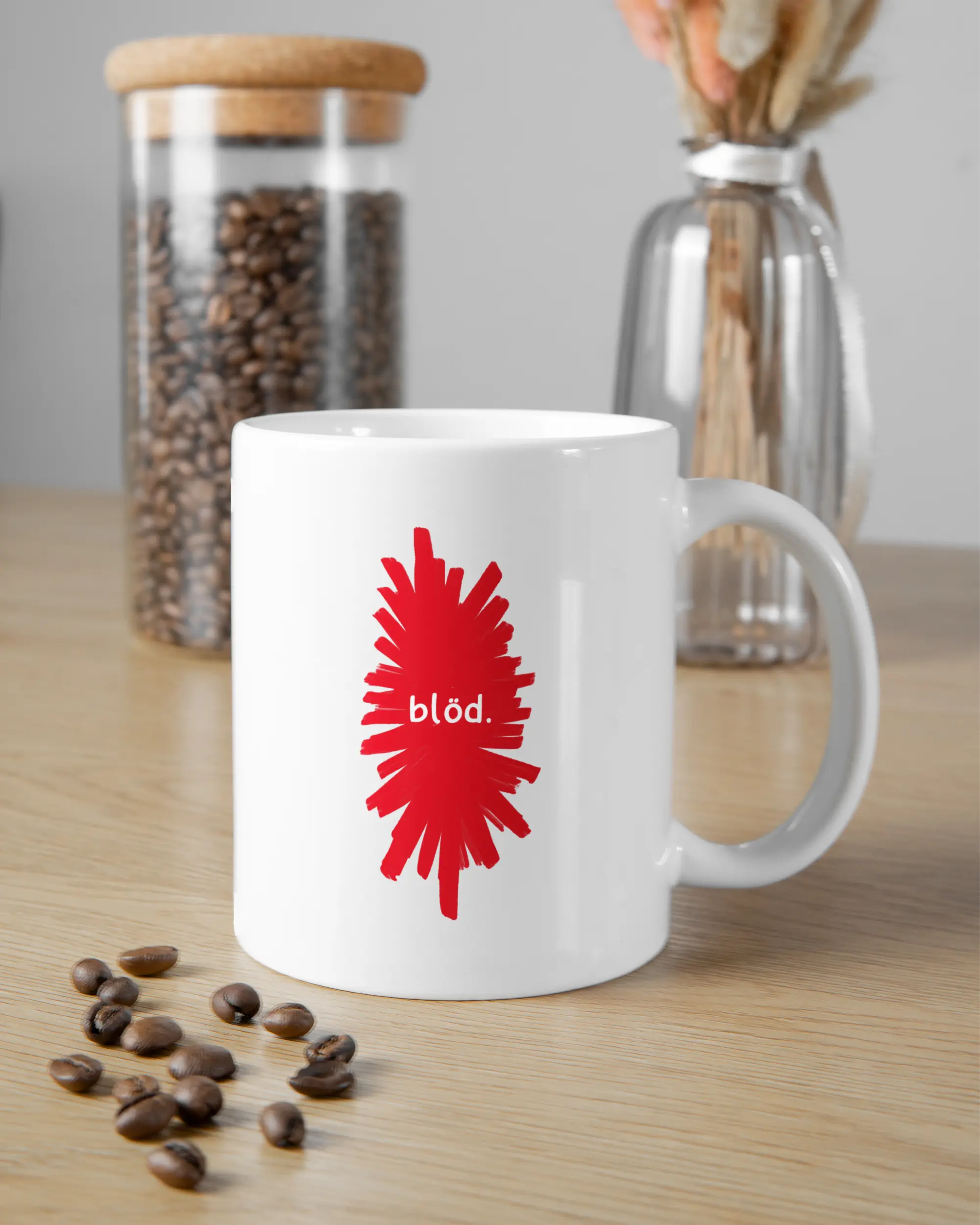 Essenstisch Aufnahme der beidseitig bedruckten Keramik Tasse von Maondo mit dem Design Blöd in der Farbe Weiß