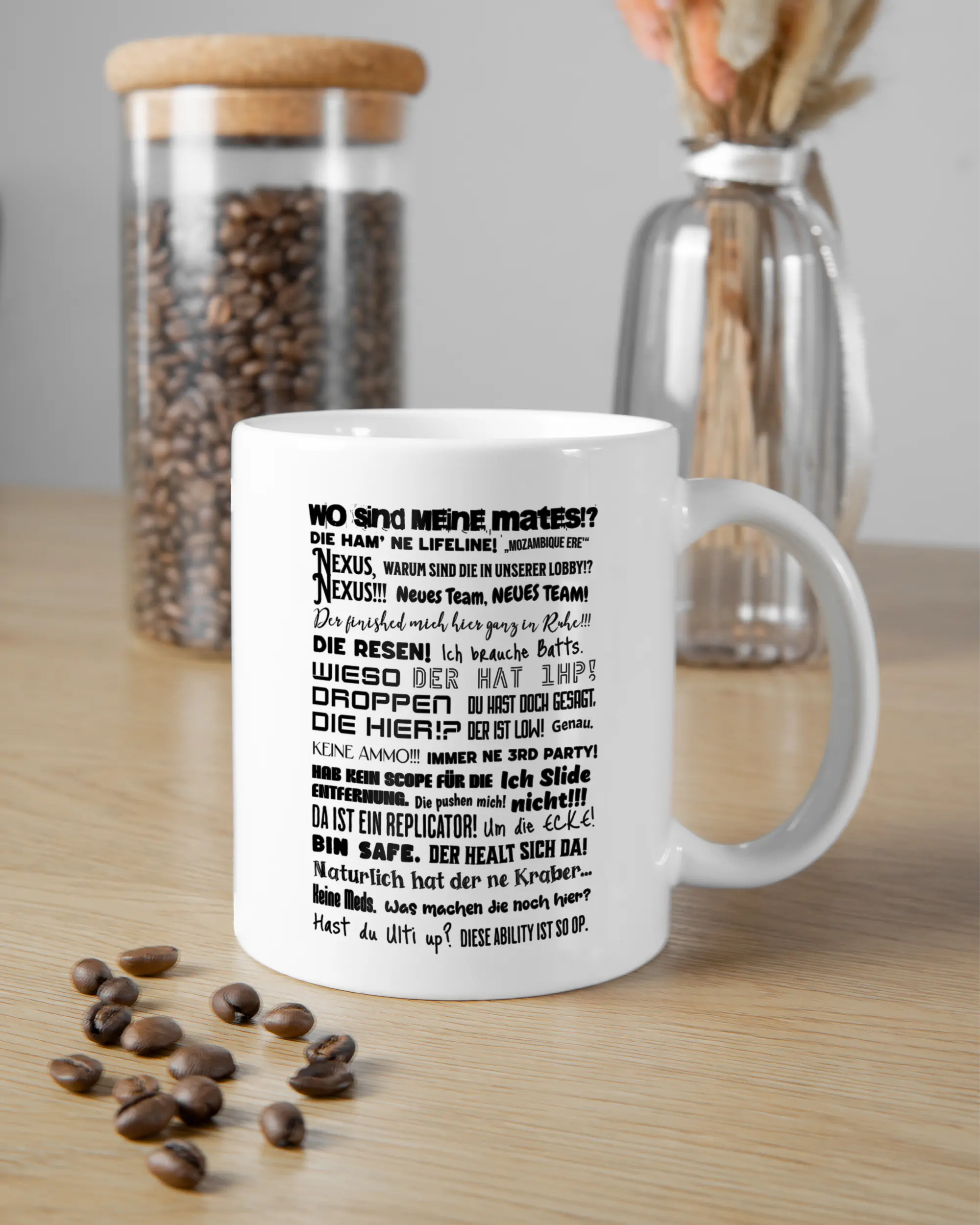 Essenstisch Aufnahme der beidseitig bedruckten Keramik Tasse von Maondo mit dem Design Apex Storytime in der Farbe Weiß