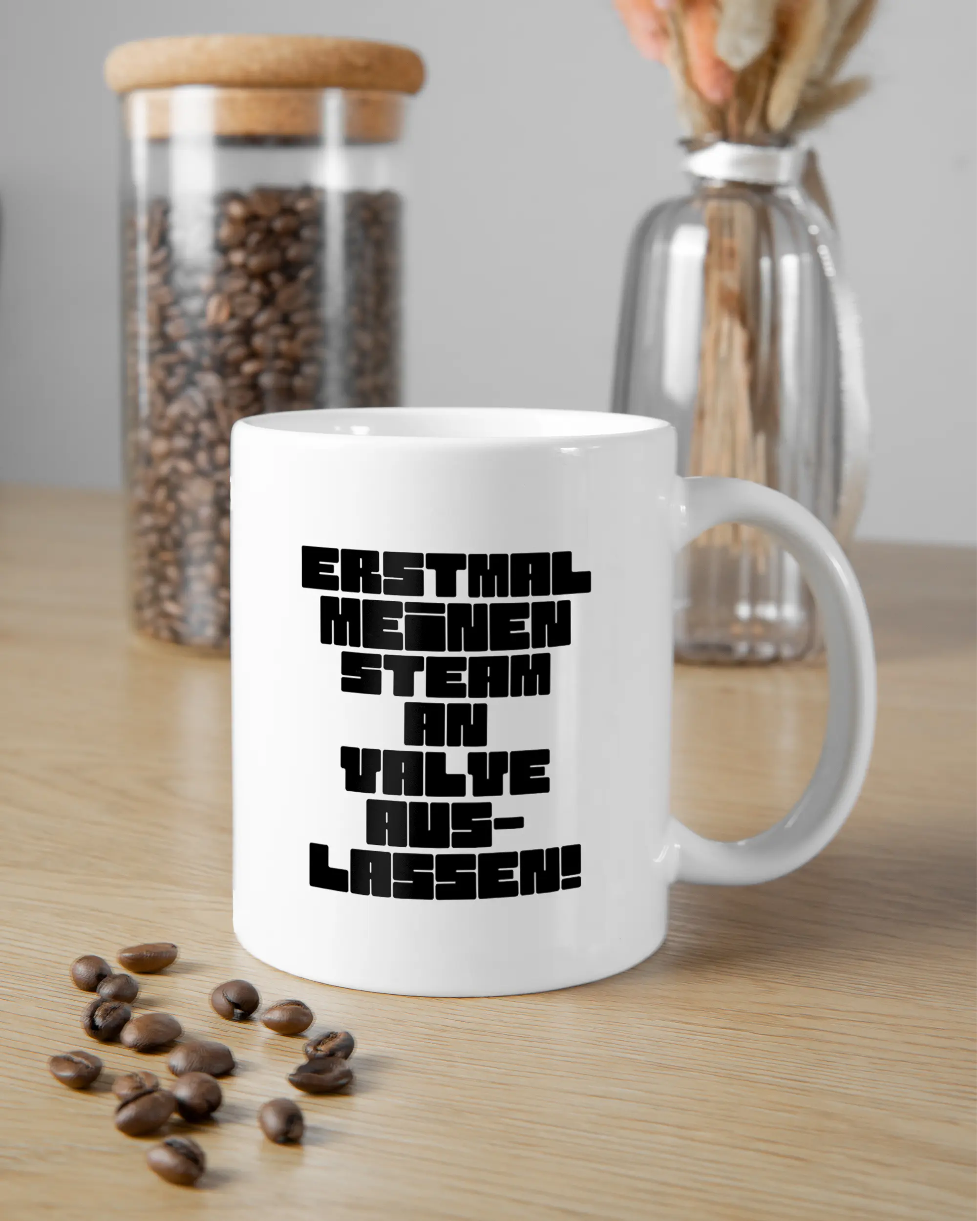 Essenstisch Aufnahme der beidseitig bedruckten Keramik Tasse von Maondo mit dem Design Lass es raus in der Farbe Weiß