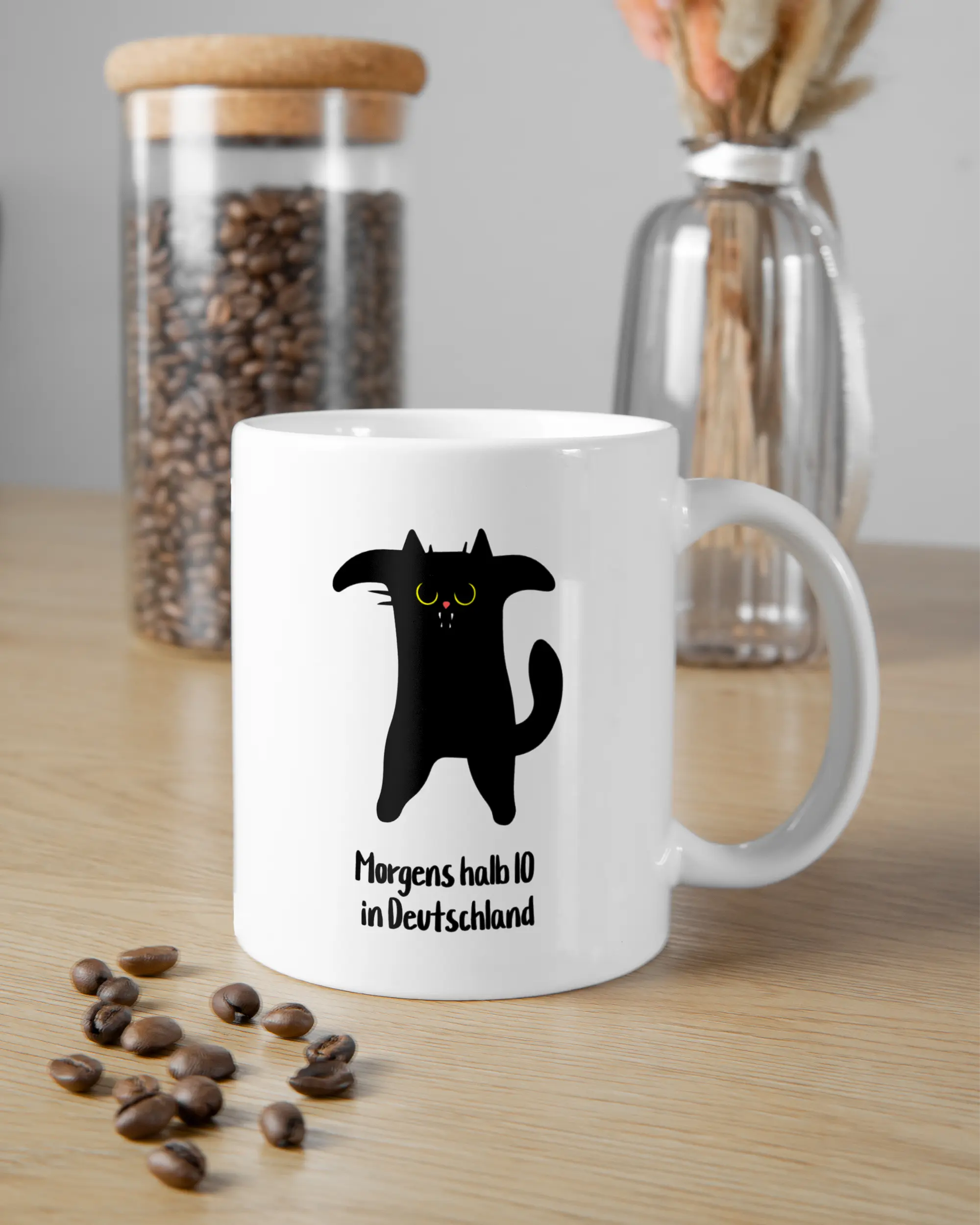 Essenstisch Aufnahme der beidseitig bedruckten Keramik Tasse von Maondo mit dem Design Guten Morgen in der Farbe Weiß