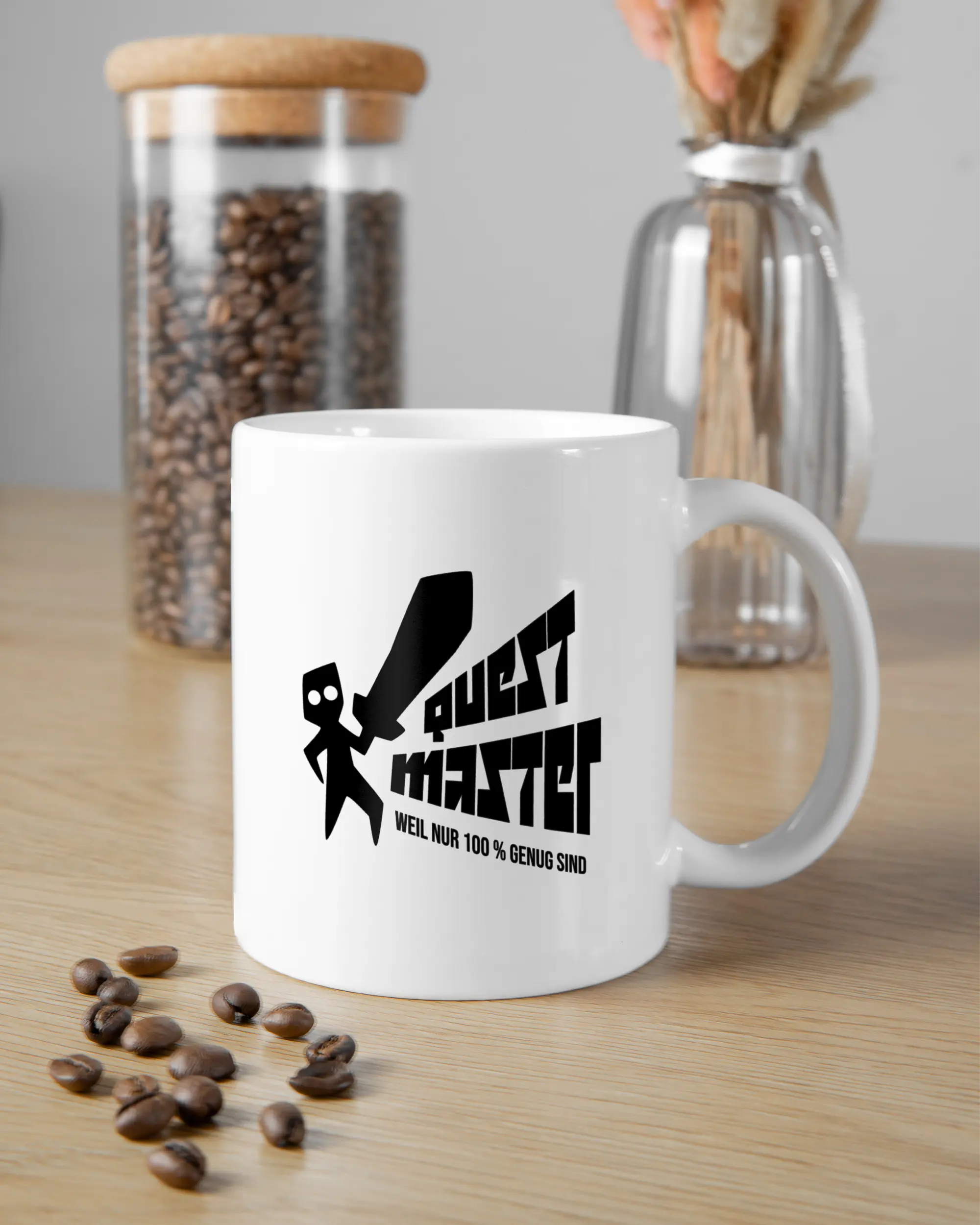 Essenstisch Aufnahme der beidseitig bedruckten Keramik Tasse von Maondo mit dem Design Quest Master in der Farbe Weiß