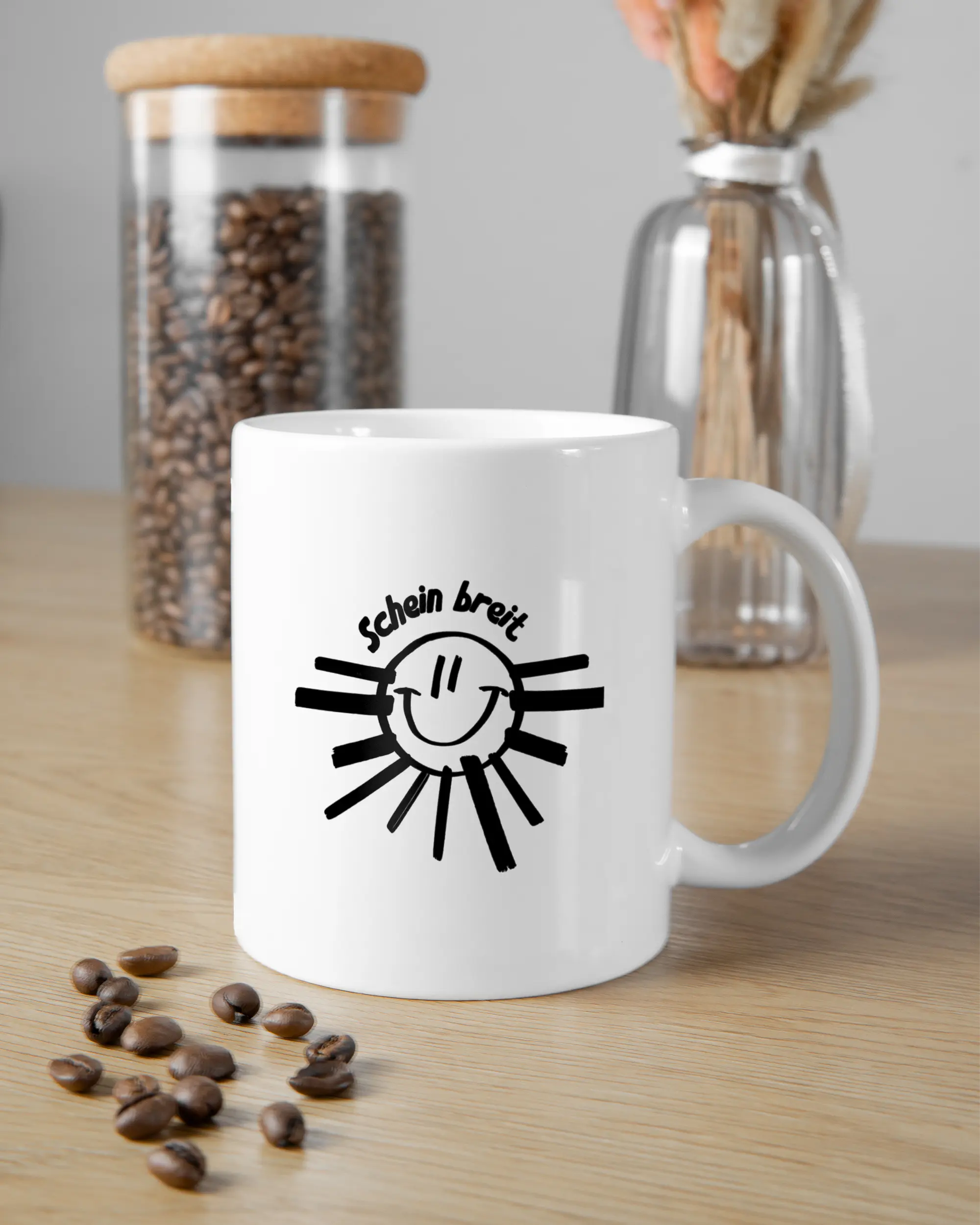 Essenstisch Aufnahme der beidseitig bedruckten Keramik Tasse von Maondo mit dem Design Schein Breit in der Farbe Weiß