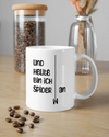 Essenstisch Aufnahme der beidseitig bedruckten Keramik Tasse von Maondo mit dem Design Abhängen in der Farbe Weiß