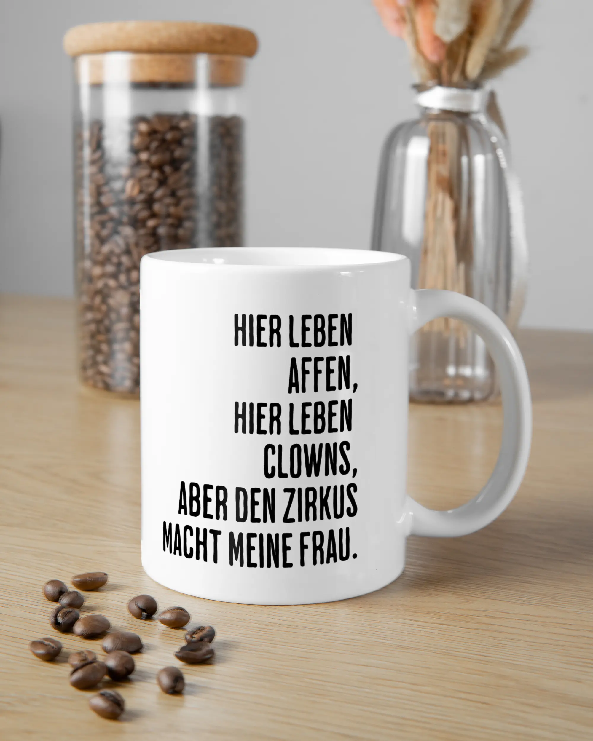 Essenstisch Aufnahme der beidseitig bedruckten Keramik Tasse von Maondo mit dem Design Affenzirkus in der Farbe Weiß