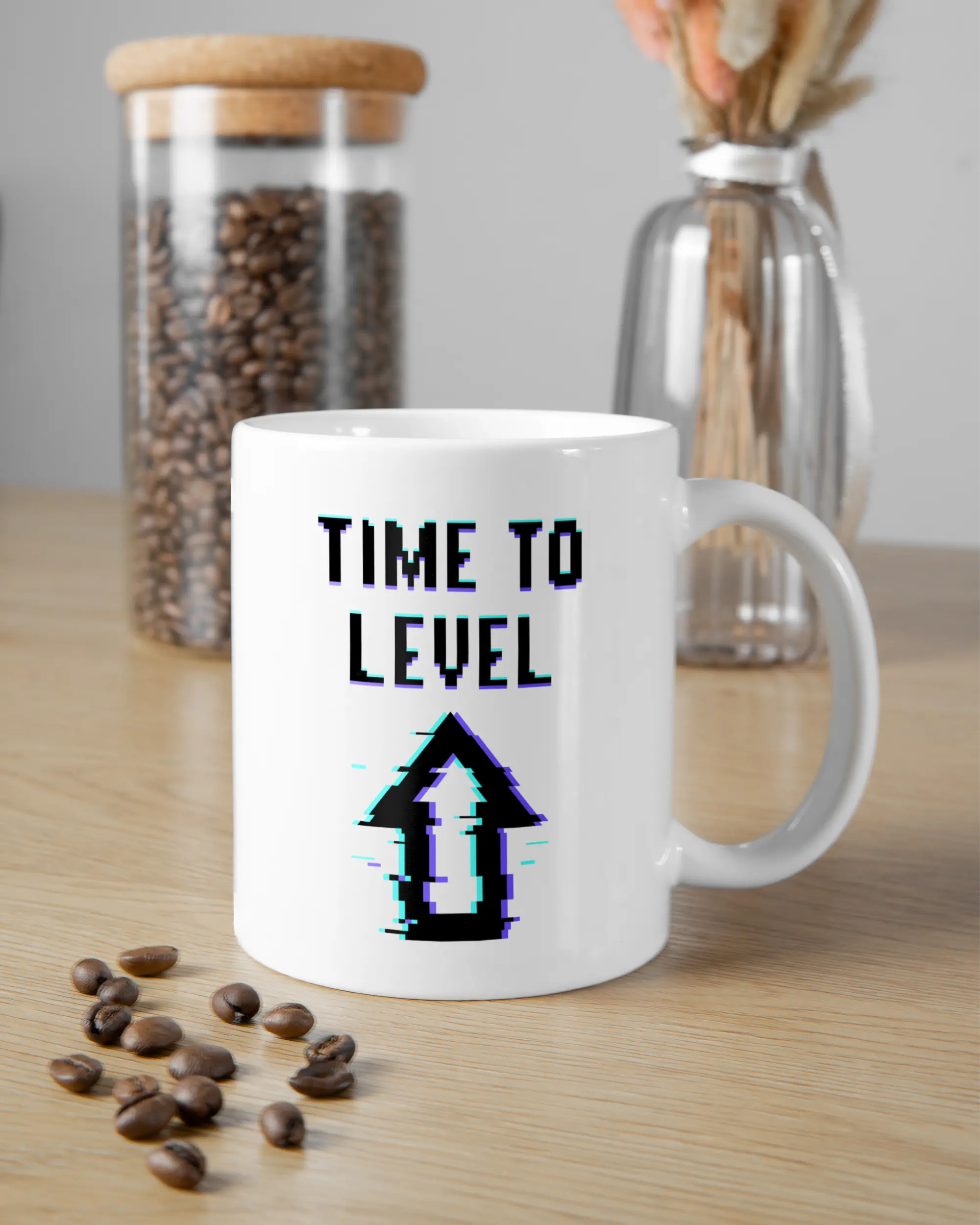 Essenstisch Aufnahme der beidseitig bedruckten Keramik Tasse von Maondo mit dem Design Koffein-Game in der Farbe Weiß