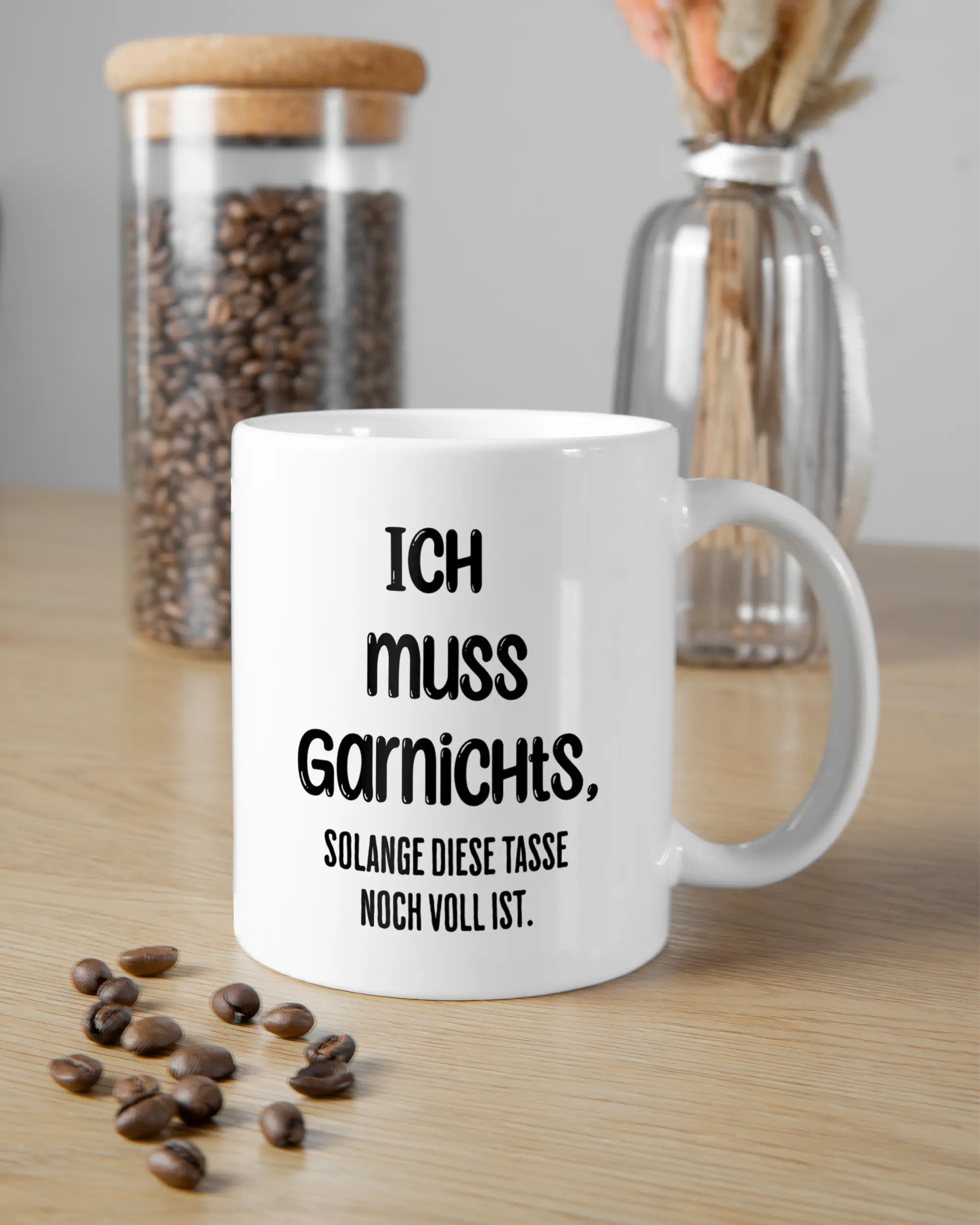 Essenstisch Aufnahme der beidseitig bedruckten Keramik Tasse von Maondo mit dem Design Verhandlungsspielraum in der Farbe Weiß