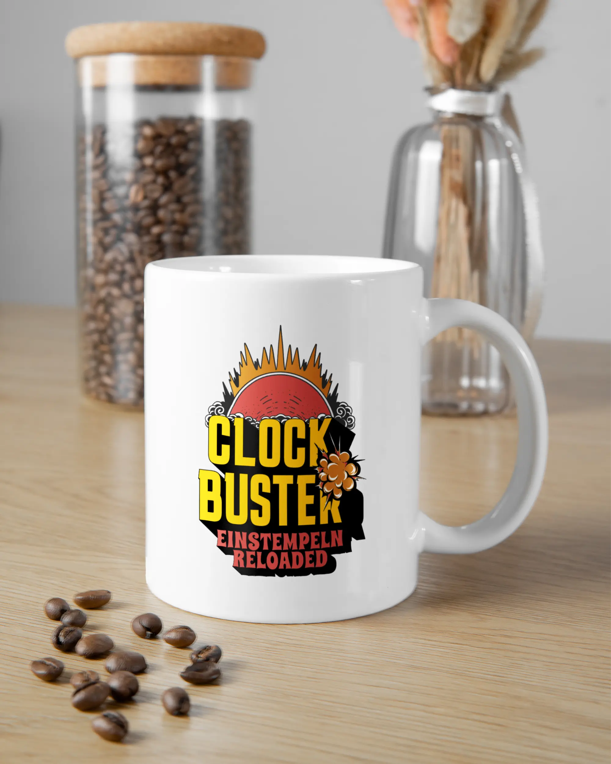 Essenstisch Aufnahme der beidseitig bedruckten Keramik Tasse von Maondo mit dem Design Clockbuster in der Farbe Weiß