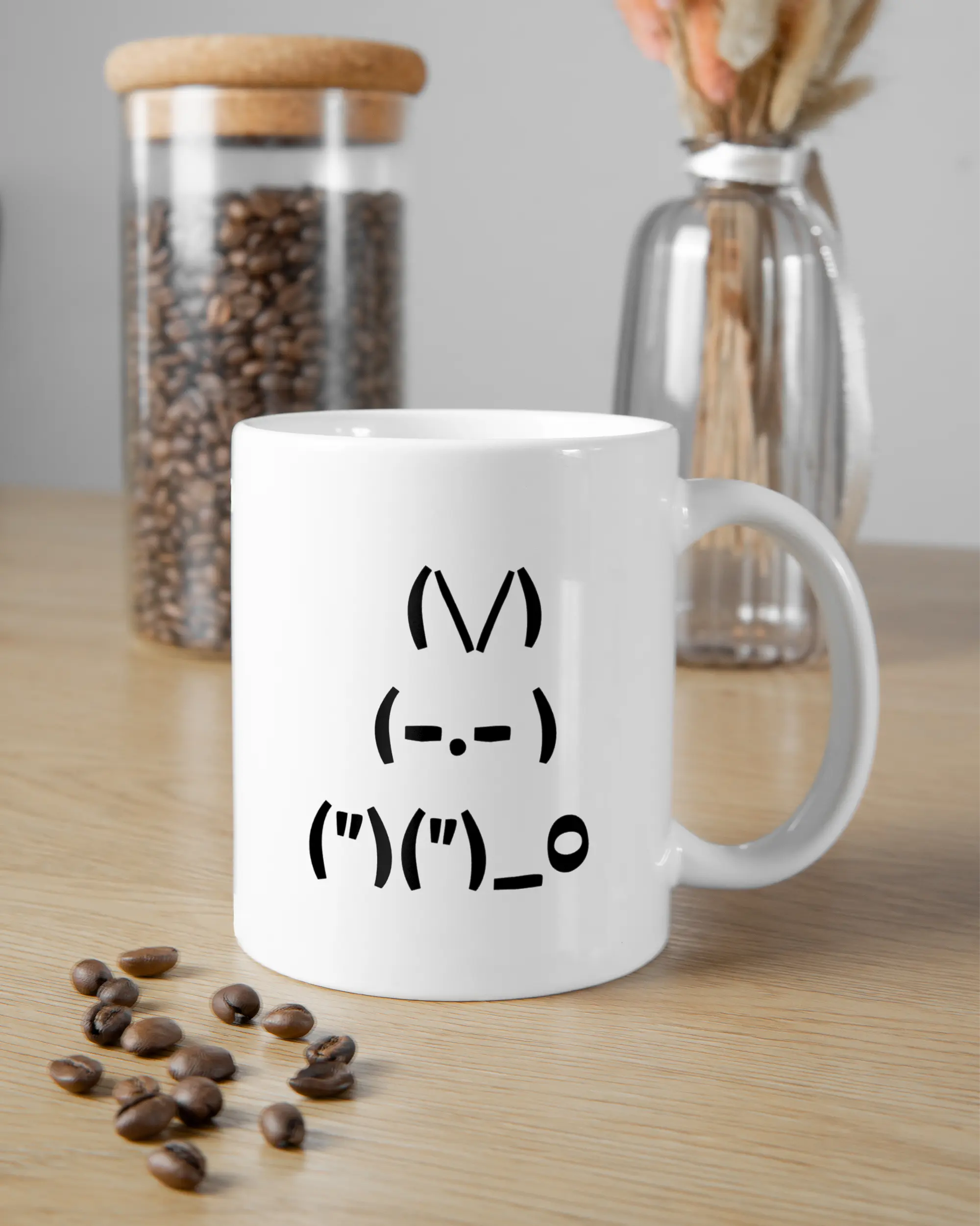 Essenstisch Aufnahme der beidseitig bedruckten Keramik Tasse von Maondo mit dem Design Nicer Hase in der Farbe Weiß