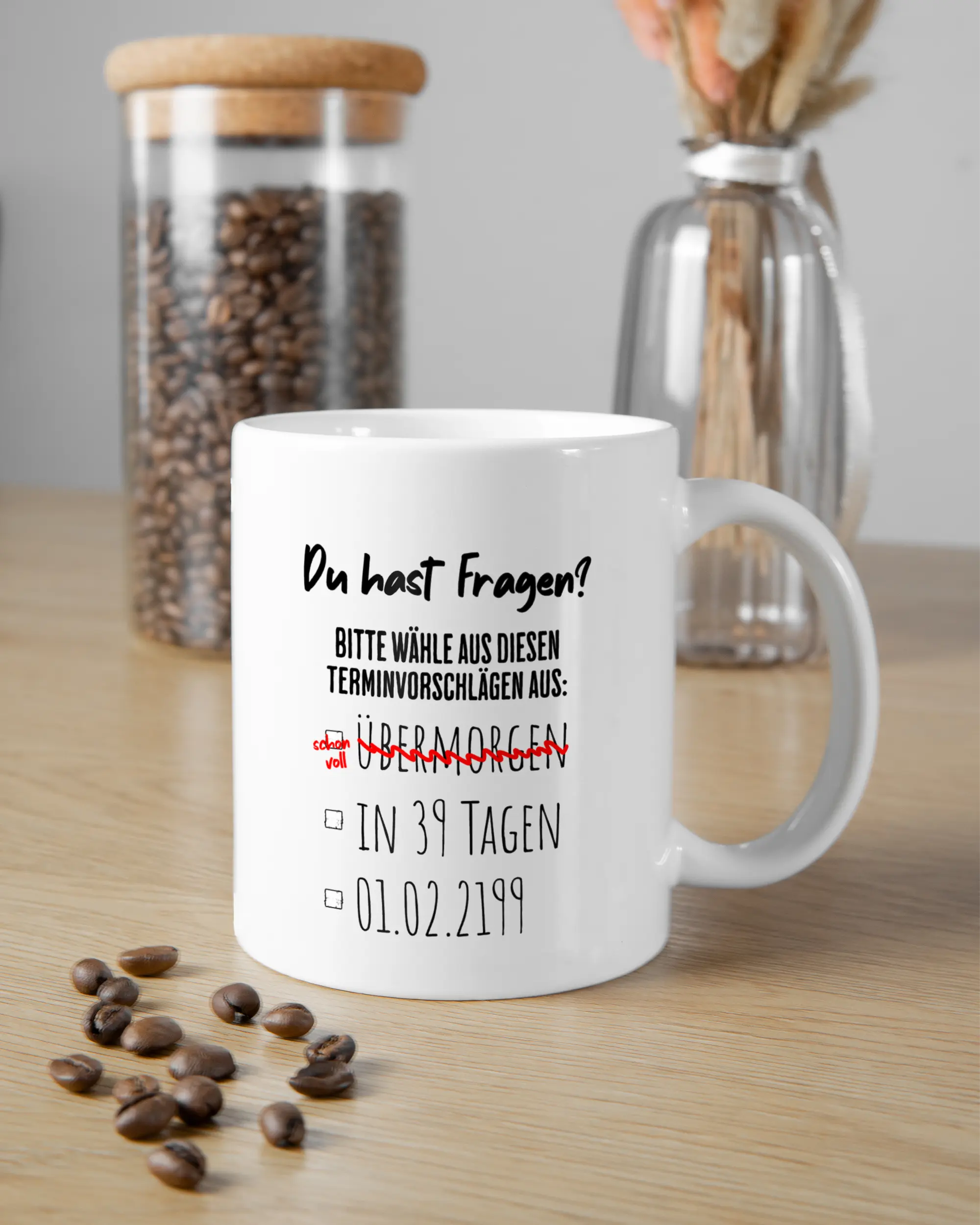 Essenstisch Aufnahme der beidseitig bedruckten Keramik Tasse von Maondo mit dem Design Heute nicht in der Farbe Weiß