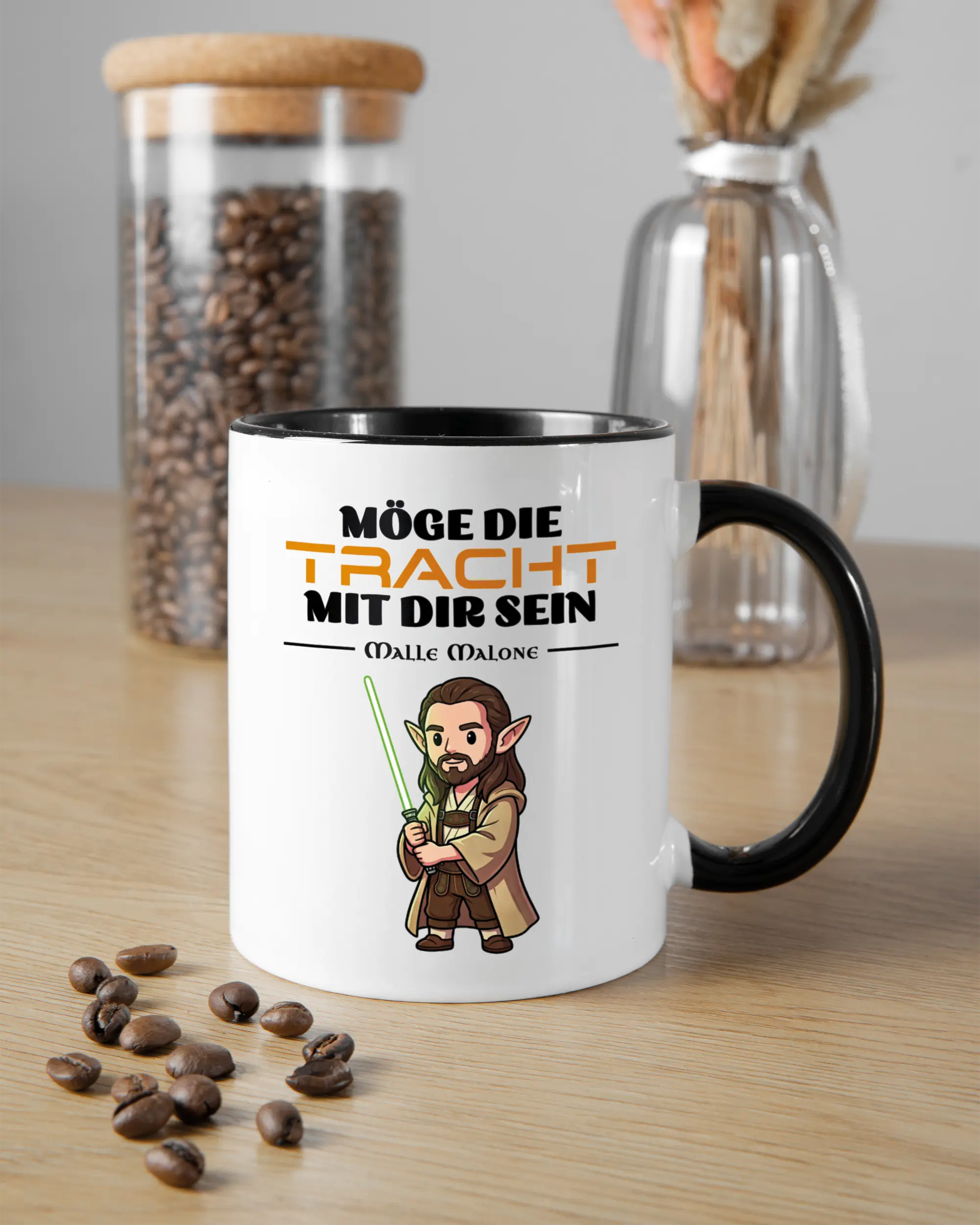 Küchentischansicht der rechten Seite der beidseitig bedruckten Keramiktasse von Maondo mit dem Design Tracht mit dir in der Farbe Duotone