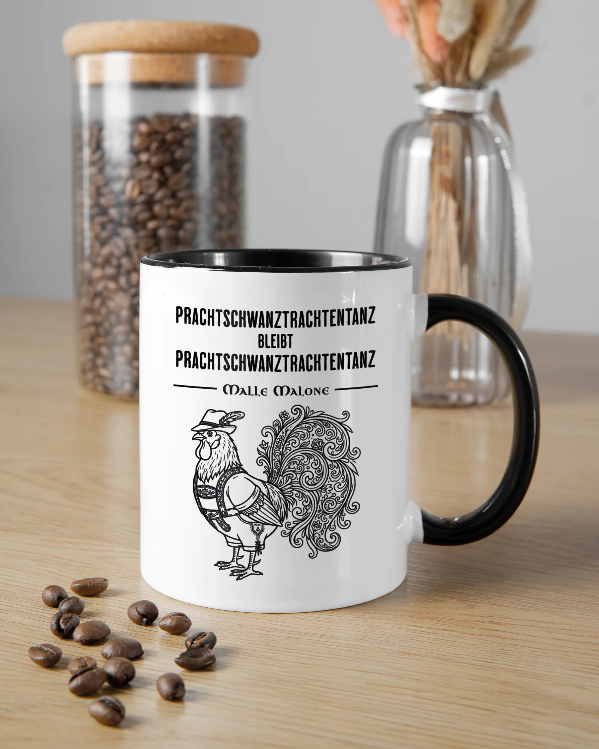 Küchentischansicht der rechten Seite der beidseitig bedruckten Keramiktasse von Maondo mit dem Design Trachtentanz in der Farbe Duotone
