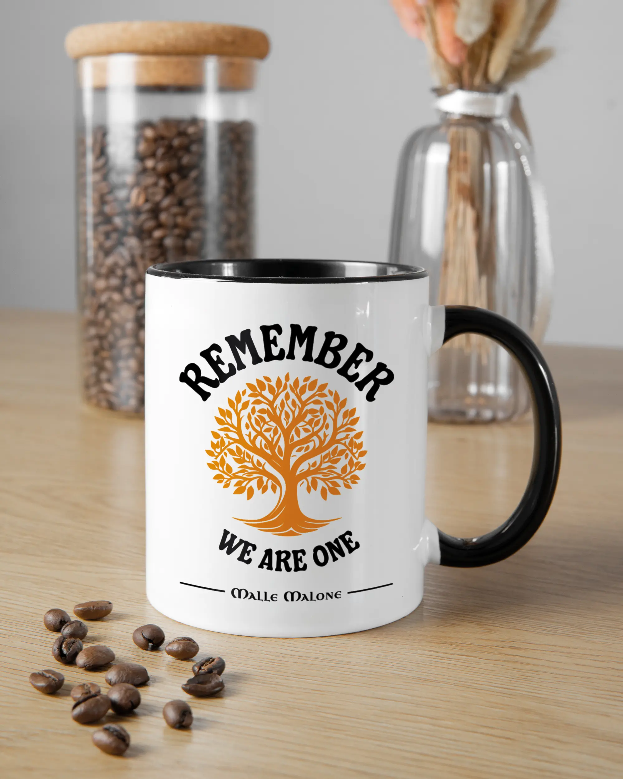 Küchentischansicht der rechten Seite der beidseitig bedruckten Keramiktasse von Maondo mit dem Design We are one in der Farbe Duotone