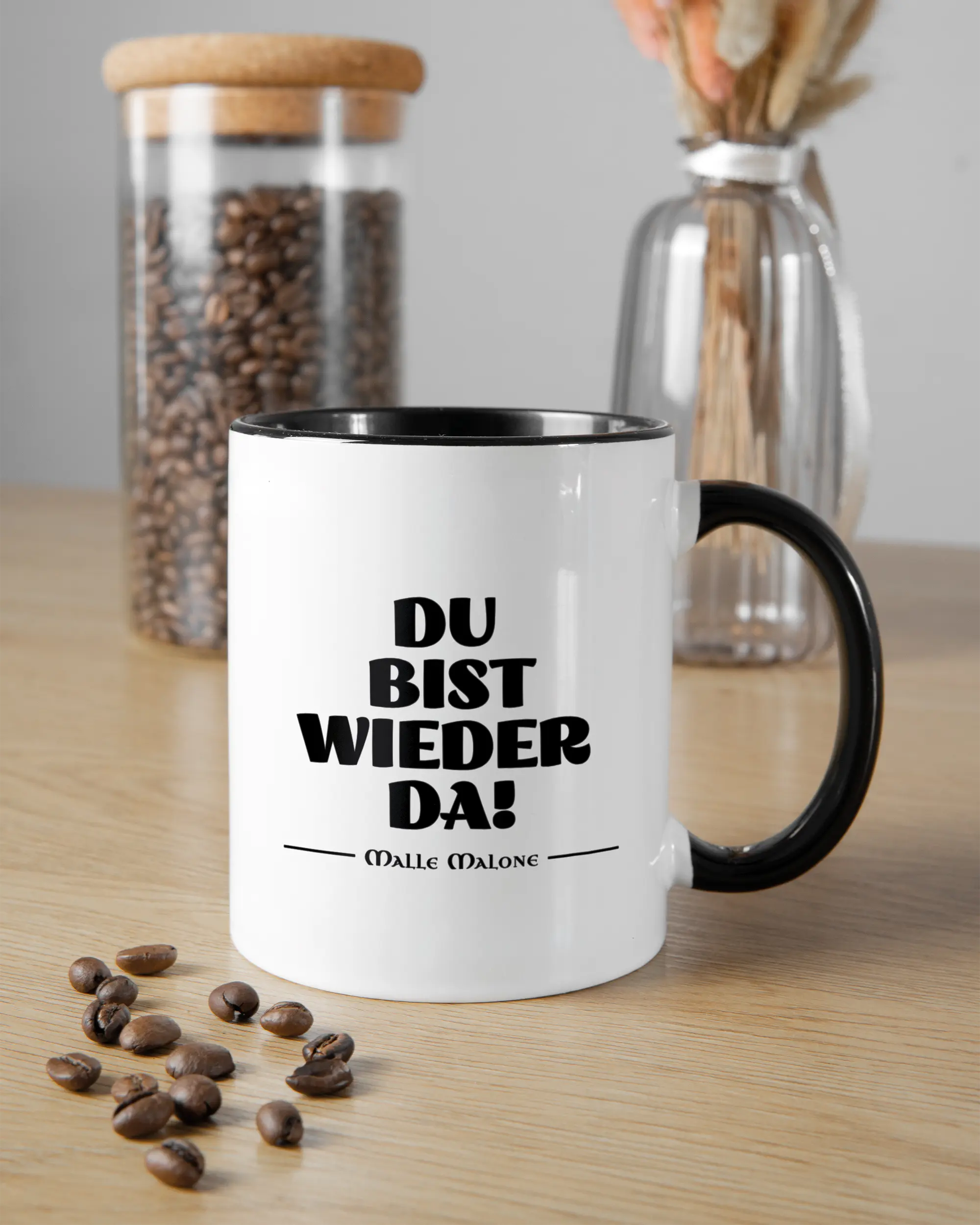 Küchentischansicht der rechten Seite der beidseitig bedruckten Keramiktasse von Maondo mit dem Design Wieder da in der Farbe Duotone