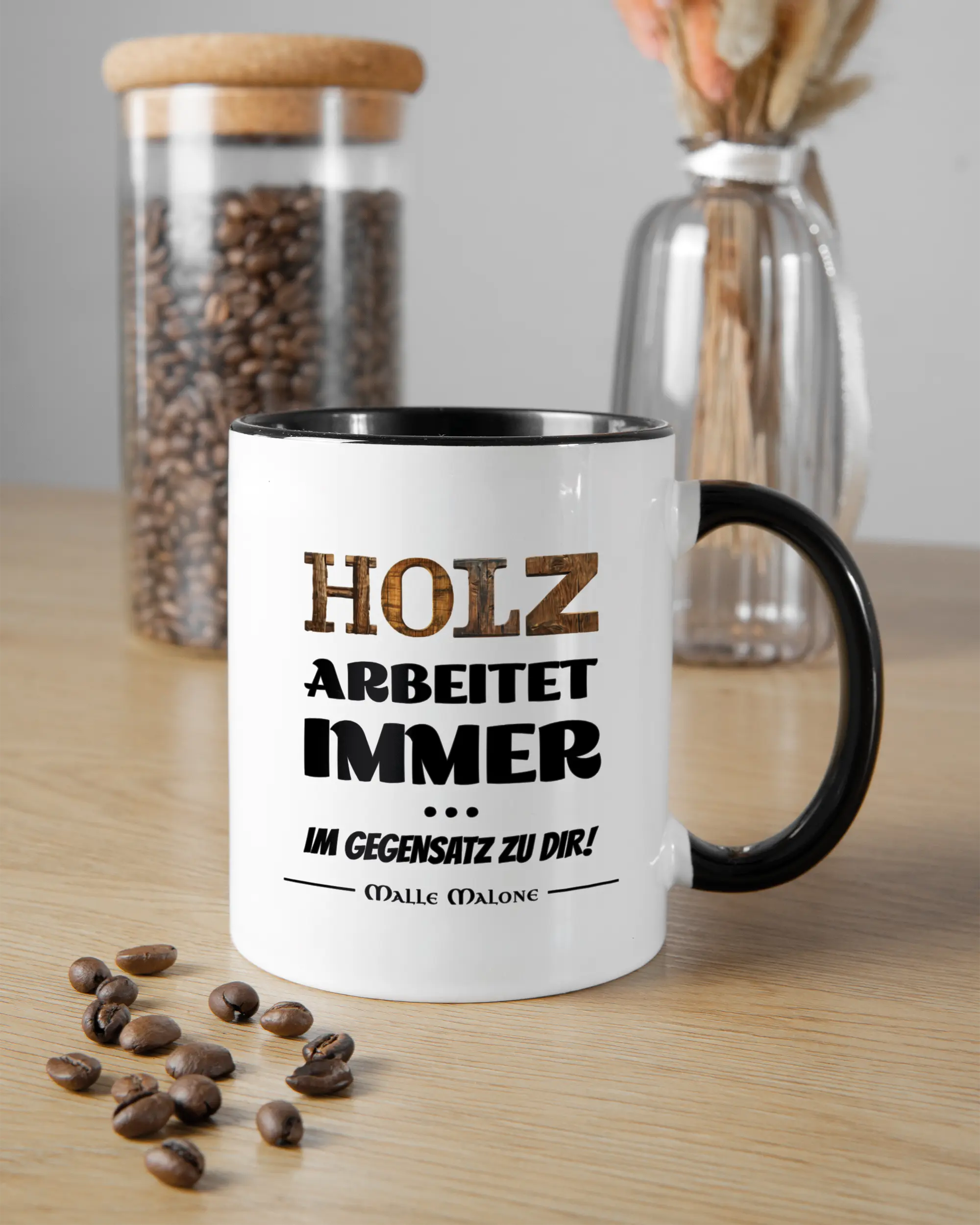 Küchentischansicht der rechten Seite der beidseitig bedruckten Keramiktasse von Maondo mit dem Design Holzarbeit in der Farbe Duotone