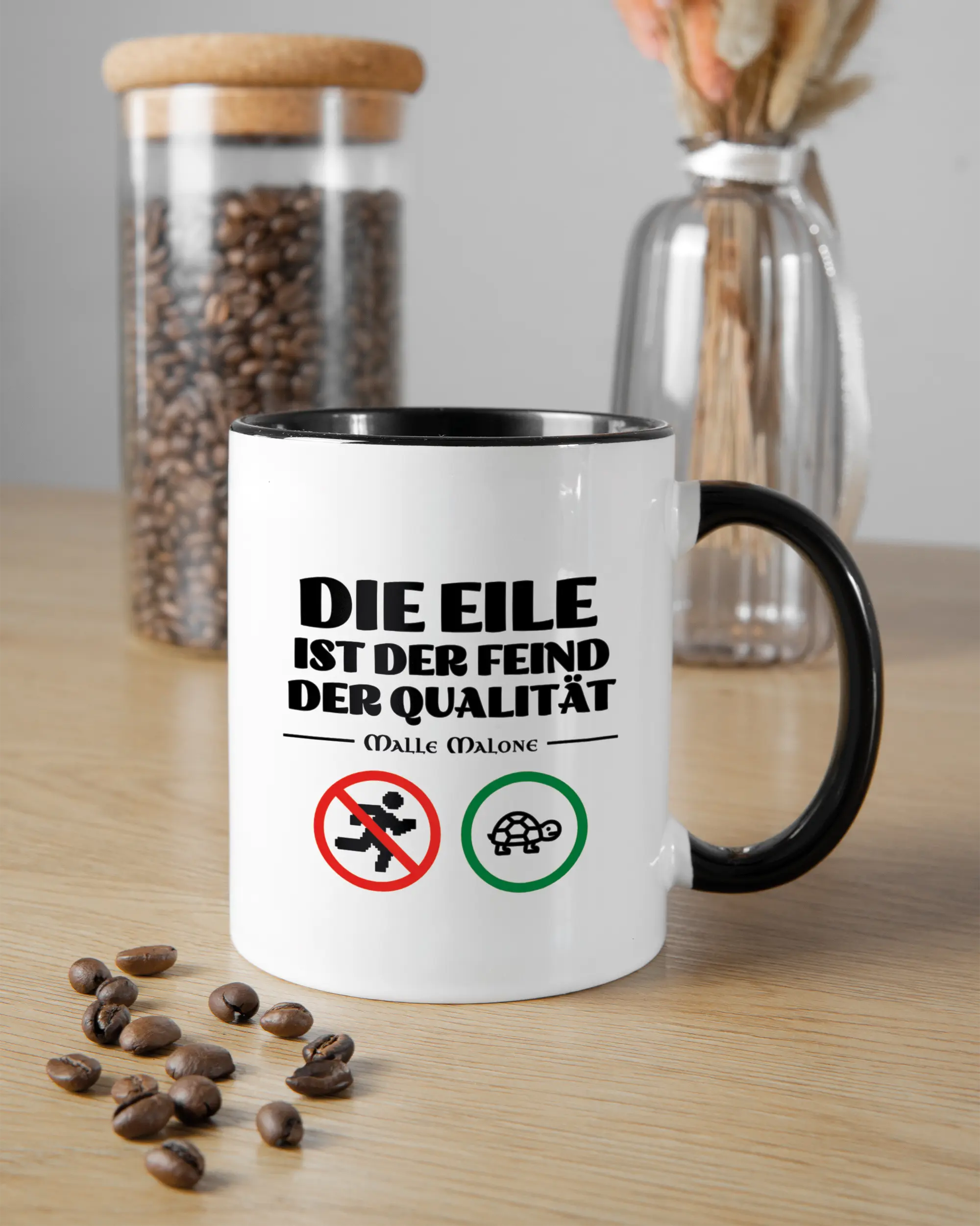 Küchentischansicht der rechten Seite der beidseitig bedruckten Keramiktasse von Maondo mit dem Design Keine Eile in der Farbe Duotone