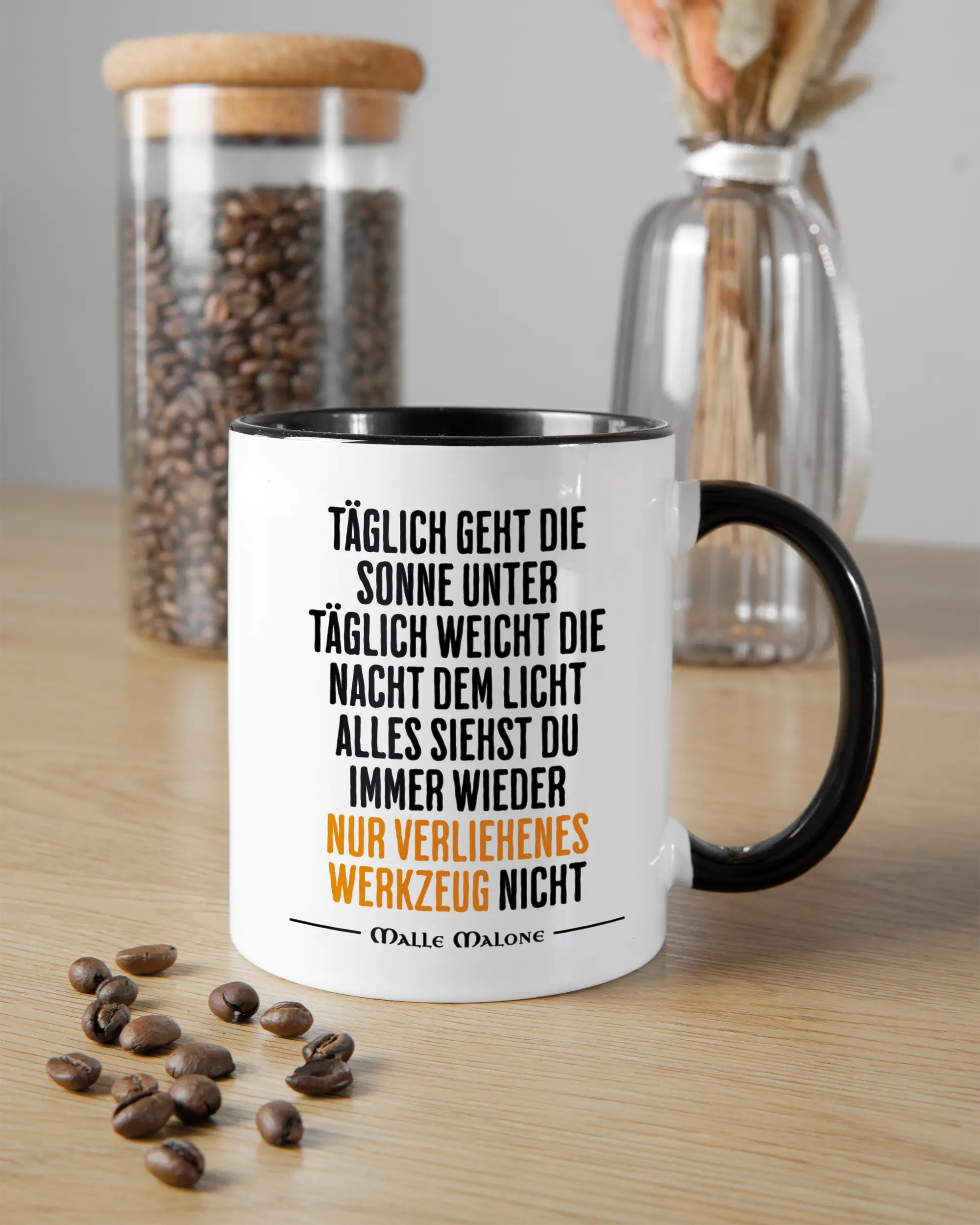 Küchentischansicht der rechten Seite der beidseitig bedruckten Keramiktasse von Maondo mit dem Design Wegzeug in der Farbe Duotone