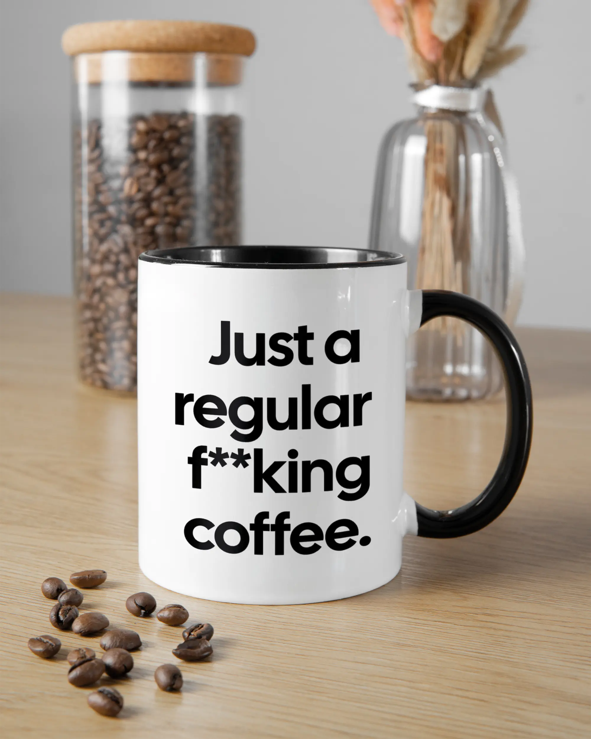 Küchentischansicht der rechten Seite der beidseitig bedruckten Keramiktasse von Maondo mit dem Design Regular Coffee in der Farbe Duotone