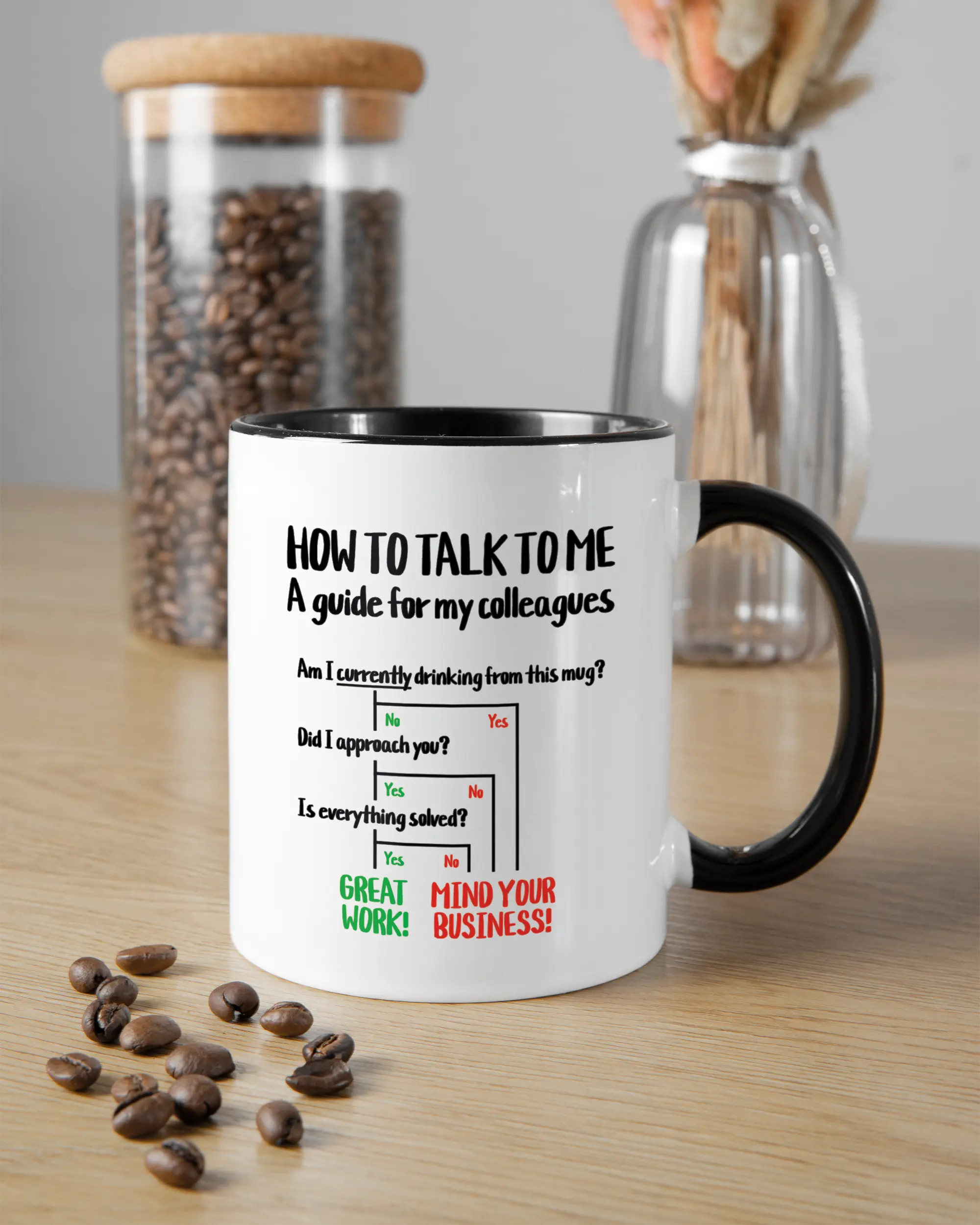 Küchentischansicht der rechten Seite der beidseitig bedruckten Keramiktasse von Maondo mit dem Design Colleagues Guide in der Farbe Duotone