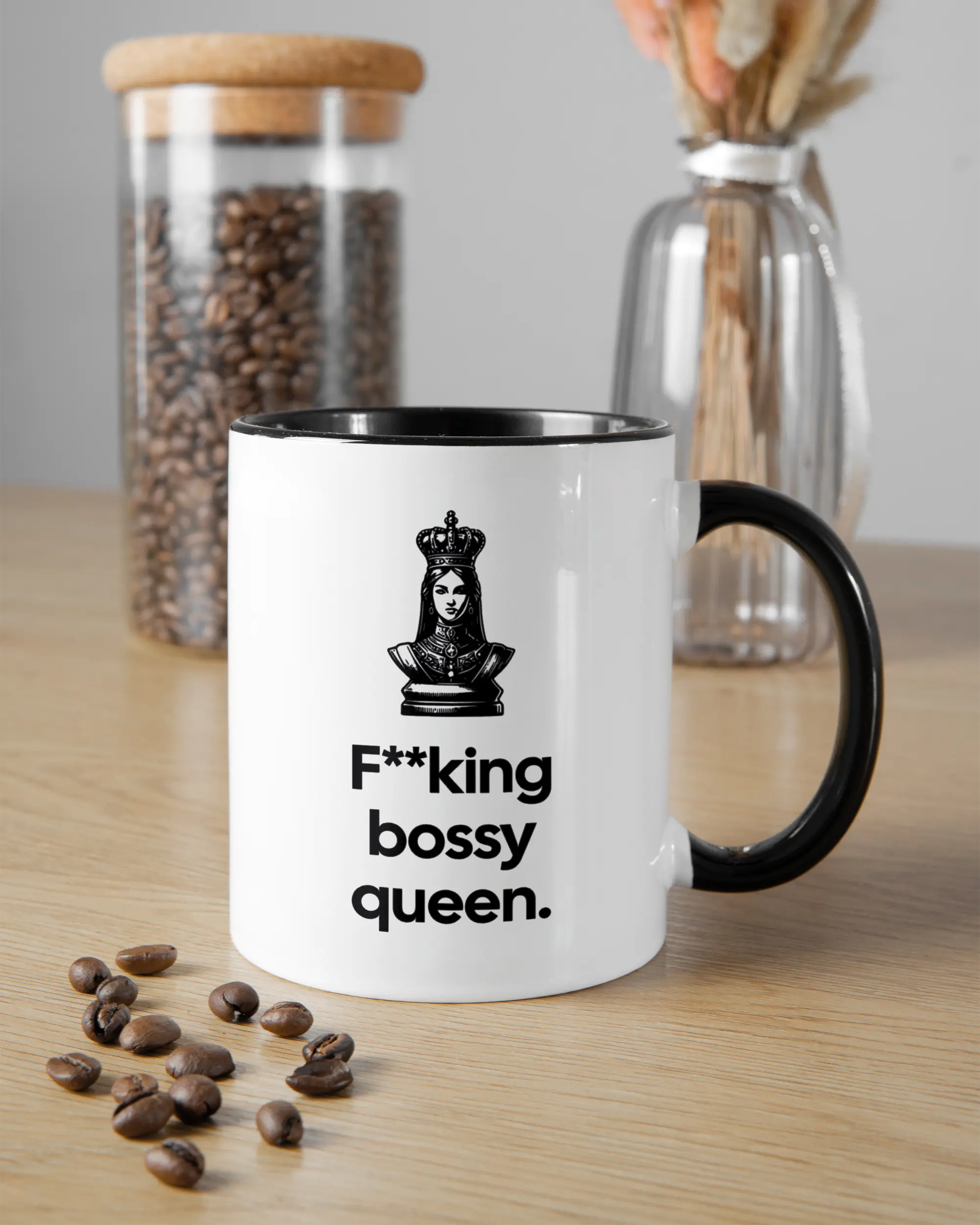 Küchentischansicht der rechten Seite der beidseitig bedruckten Keramiktasse von Maondo mit dem Design Bossy Queen in der Farbe Duotone