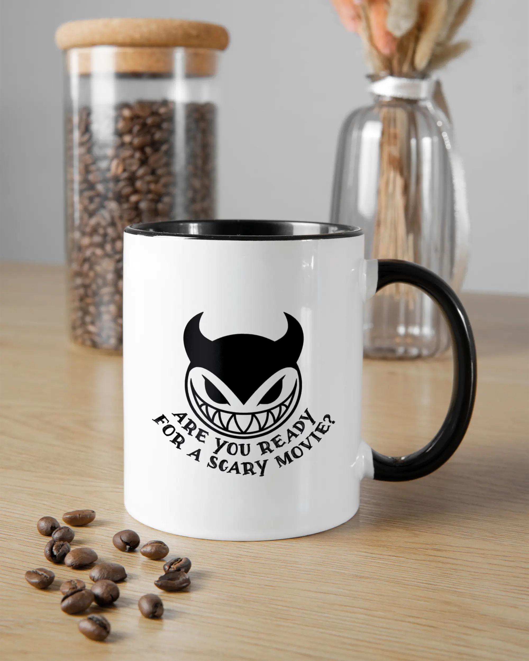 Küchentischansicht der rechten Seite der beidseitig bedruckten Keramiktasse von Maondo mit dem Design Scary Movie in der Farbe Duotone