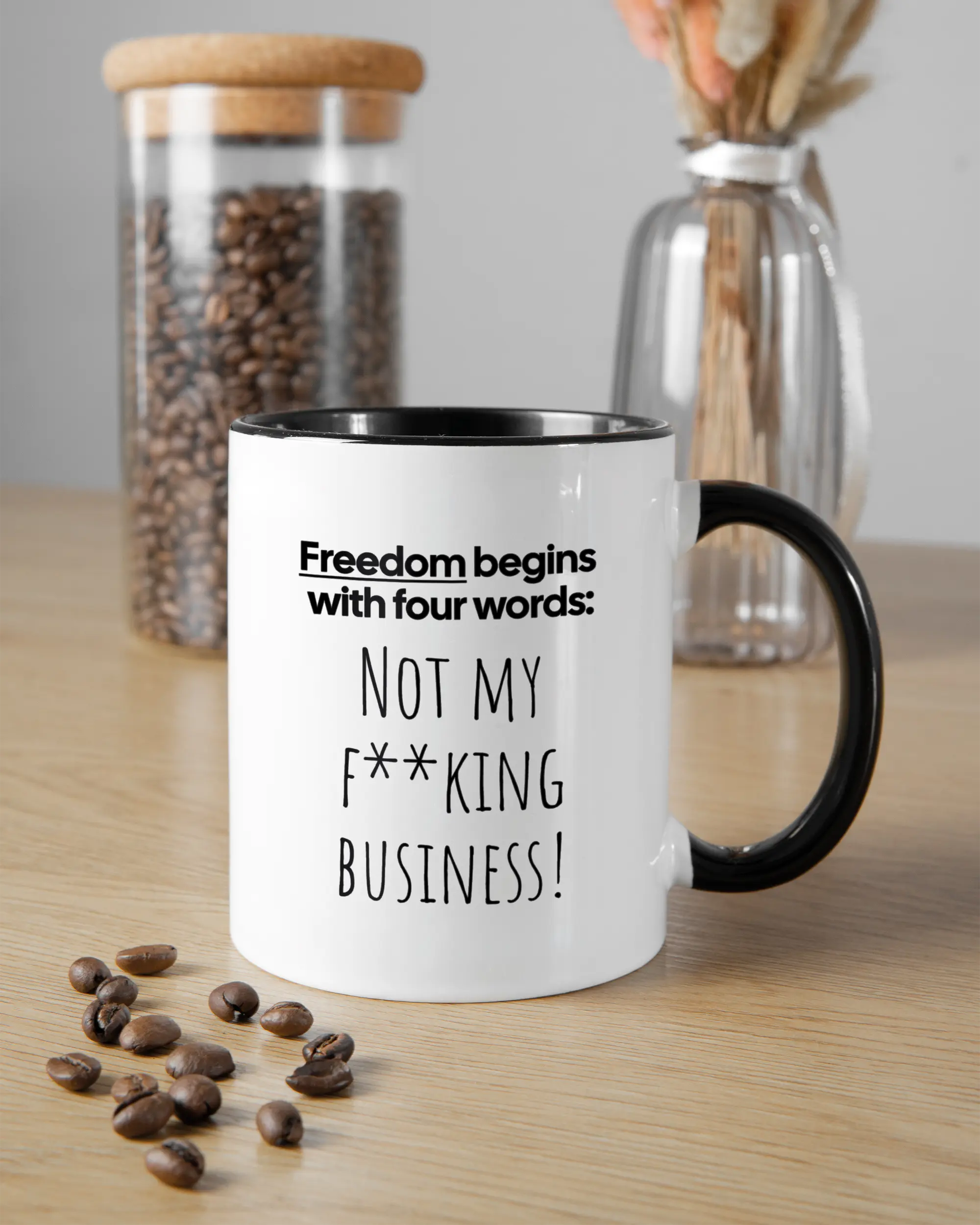 Küchentischansicht der rechten Seite der beidseitig bedruckten Keramiktasse von Maondo mit dem Design 4 Freedom in der Farbe Duotone