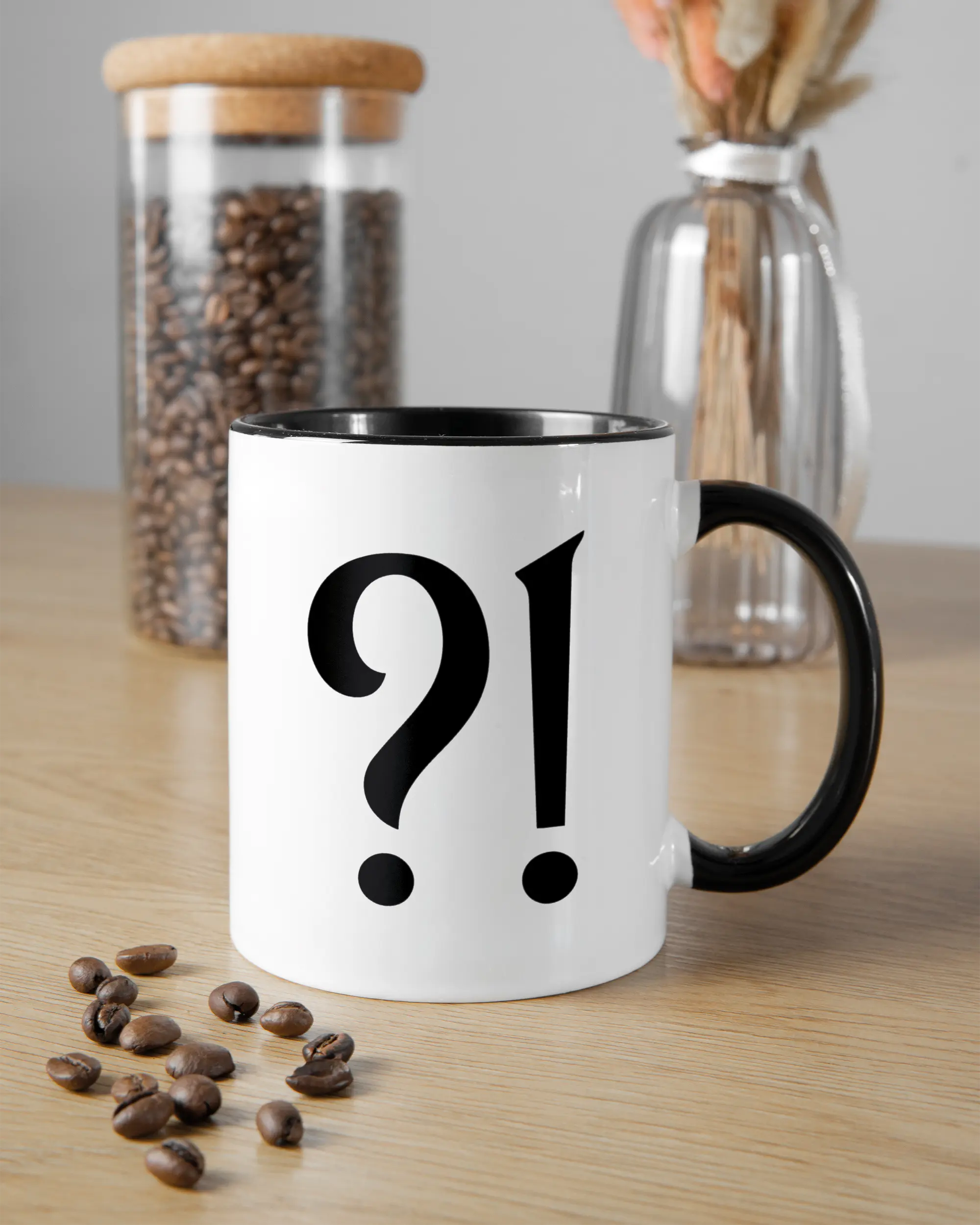 Küchentischansicht der rechten Seite der beidseitig bedruckten Keramiktasse von Maondo mit dem Design WHAT in der Farbe Duotone