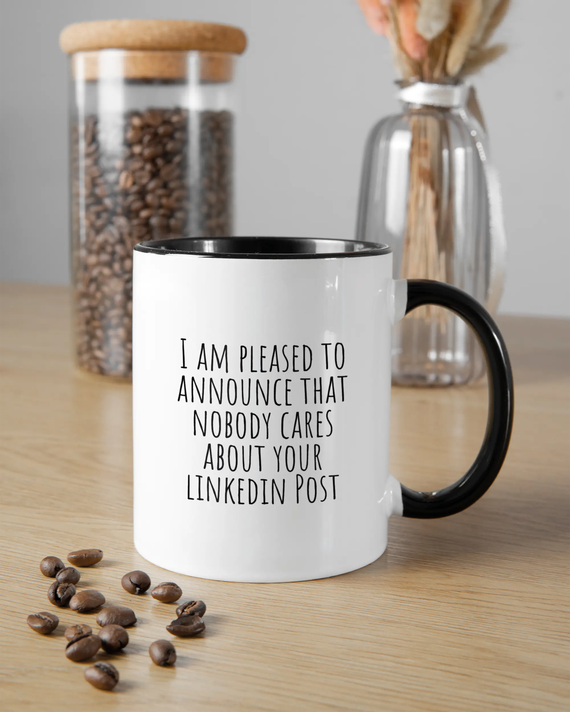 Küchentischansicht der rechten Seite der beidseitig bedruckten Keramiktasse von Maondo mit dem Design Please Unannounce in der Farbe Duotone