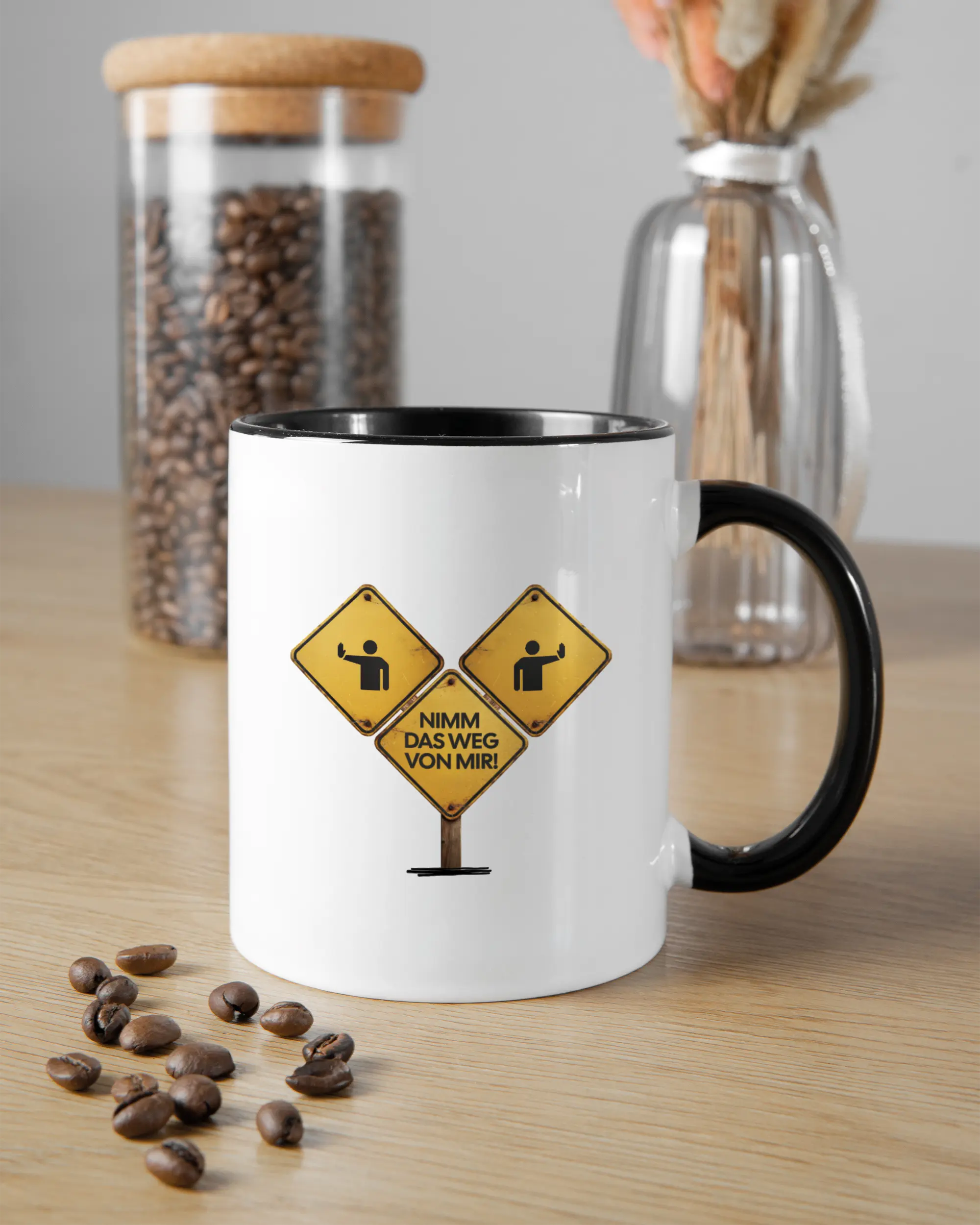 Küchentischansicht der rechten Seite der beidseitig bedruckten Keramiktasse von Maondo mit dem Design Schutzschild in der Farbe Duotone