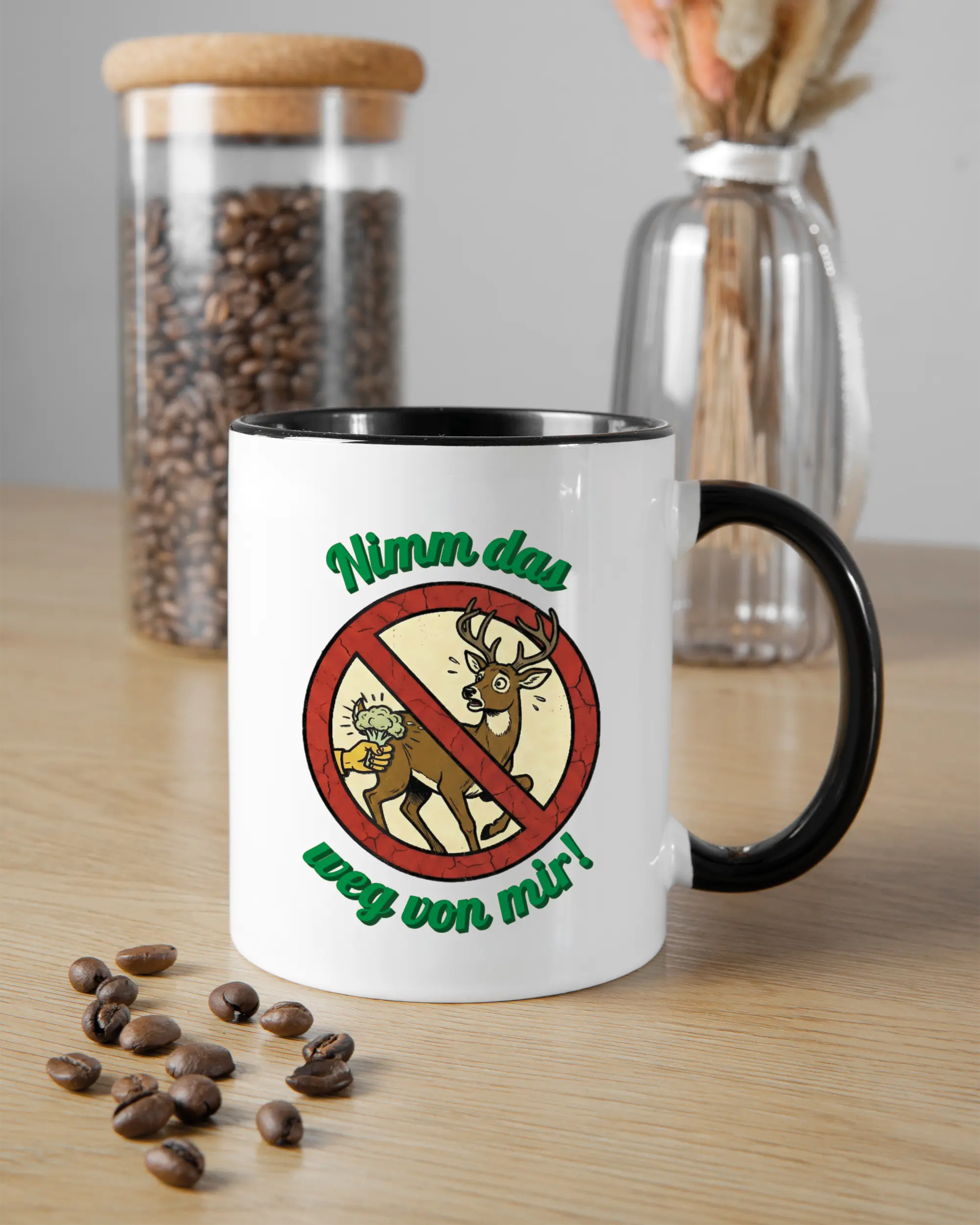 Küchentischansicht der rechten Seite der beidseitig bedruckten Keramiktasse von Maondo mit dem Design Reh weg in der Farbe Duotone