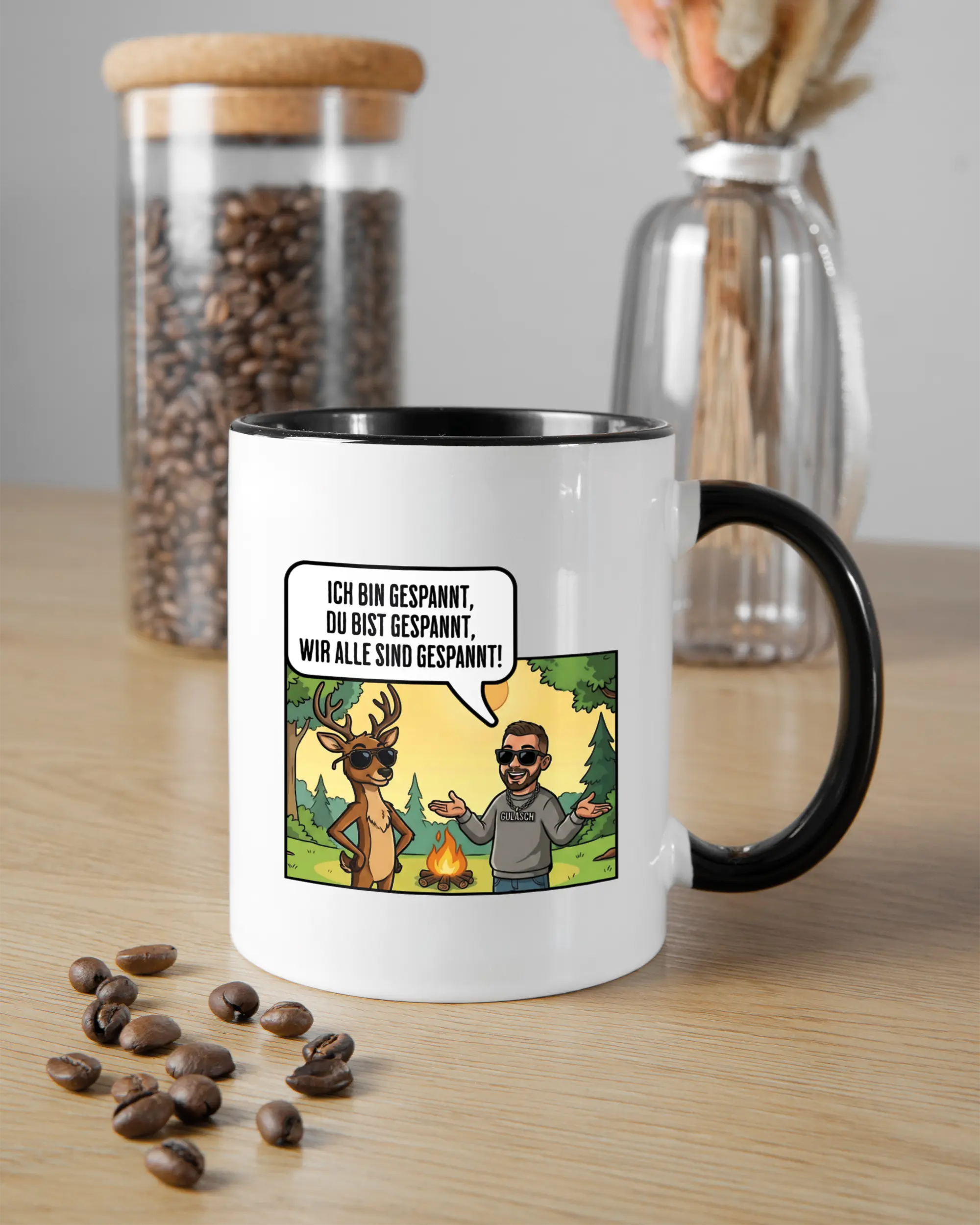 Küchentischansicht der rechten Seite der beidseitig bedruckten Keramiktasse von Maondo mit dem Design Vollspannung in der Farbe Duotone