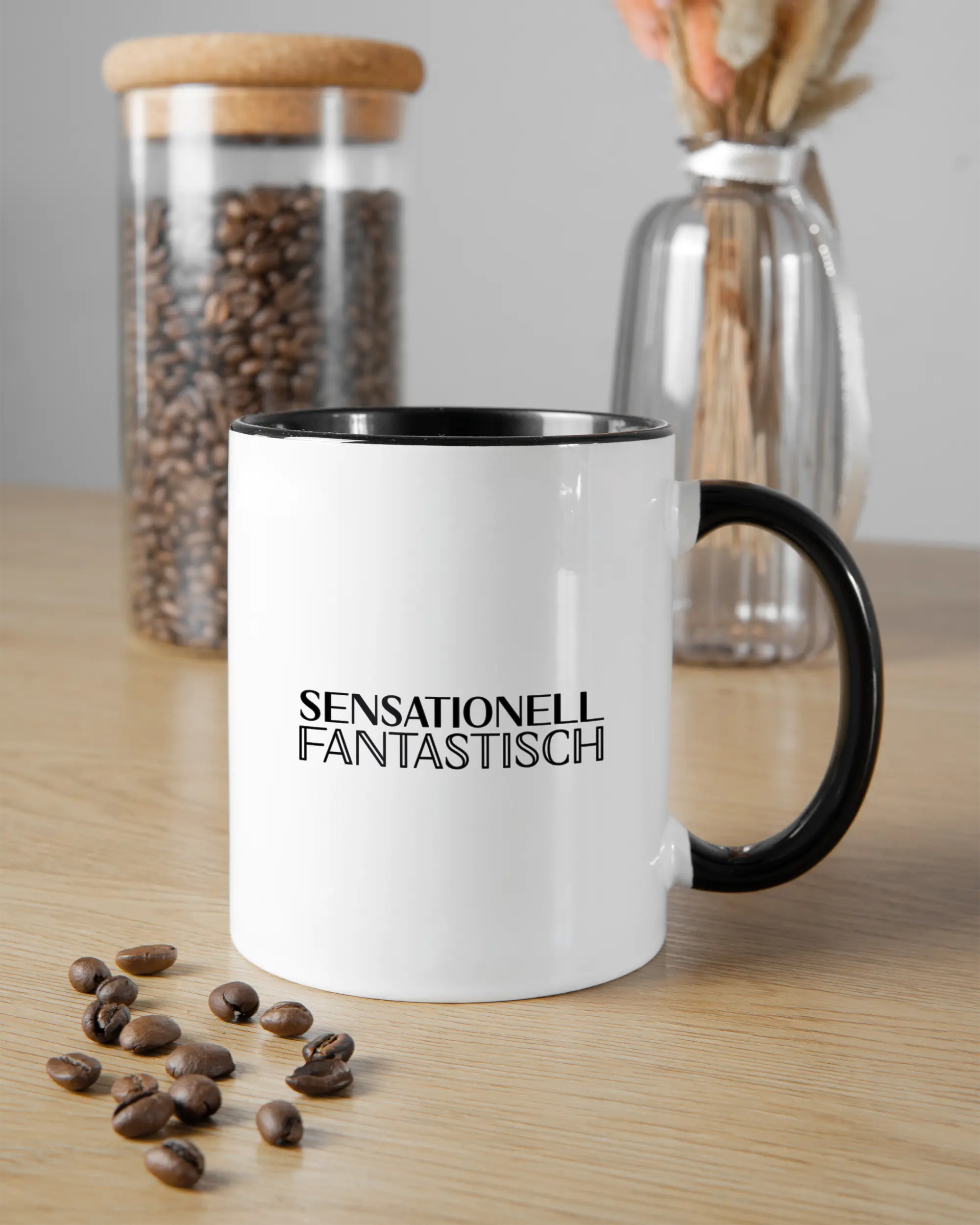 Küchentischansicht der rechten Seite der beidseitig bedruckten Keramiktasse von Maondo mit dem Design Sensationell in der Farbe Duotone