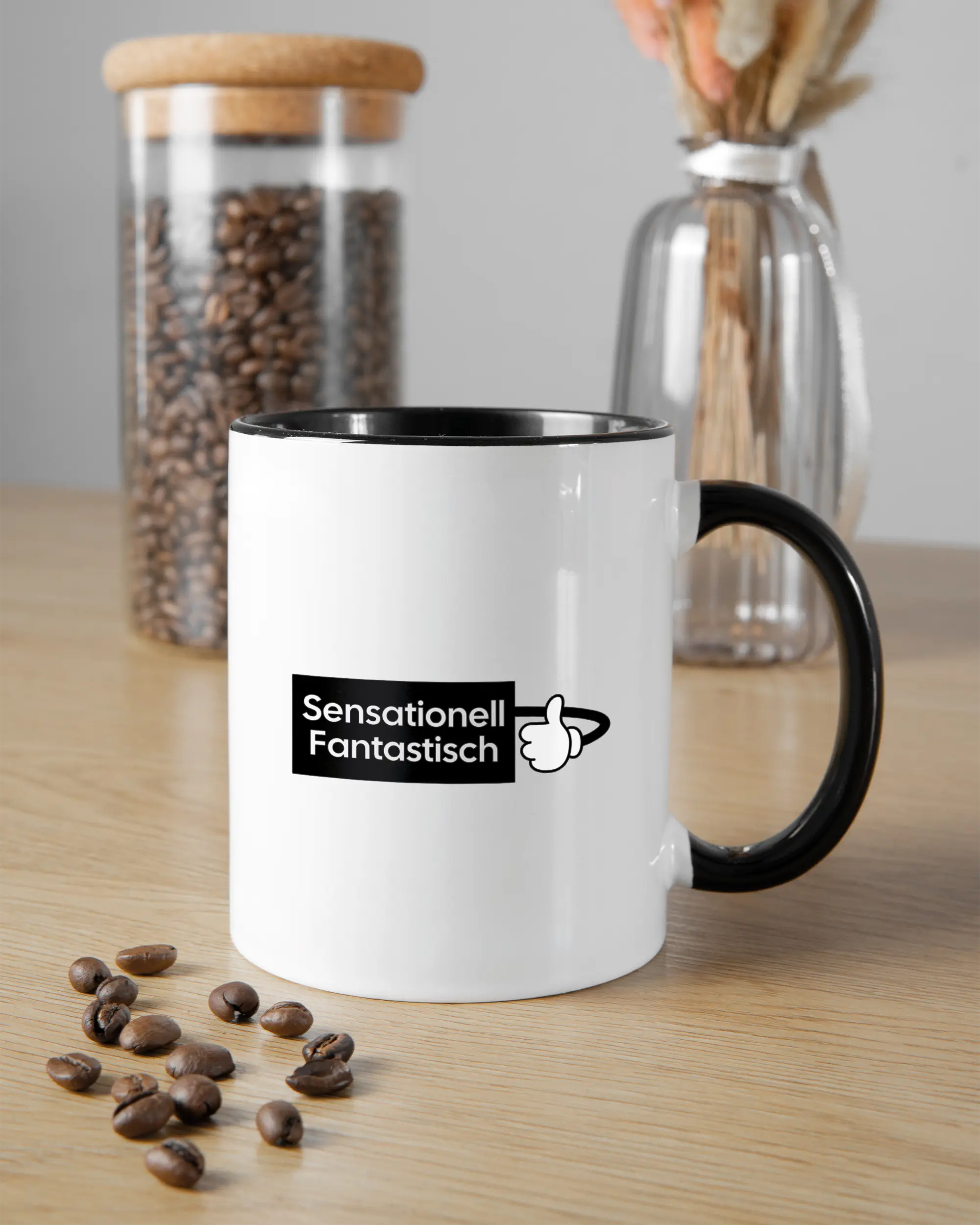 Küchentischansicht der rechten Seite der beidseitig bedruckten Keramiktasse von Maondo mit dem Design Fantastisch in der Farbe Duotone