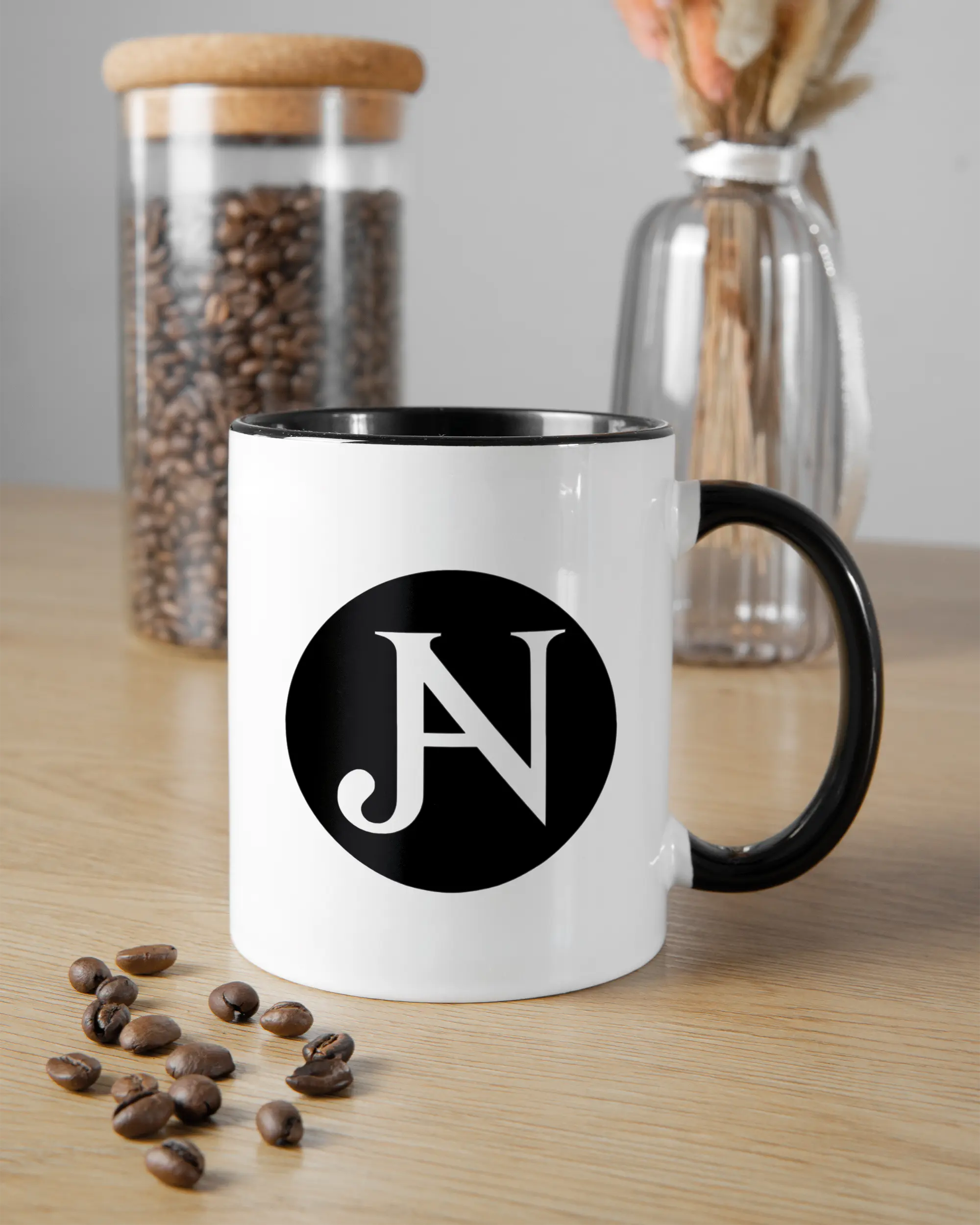 Küchentischansicht der rechten Seite der beidseitig bedruckten Keramiktasse von Maondo mit dem Design JB1 in der Farbe Duotone