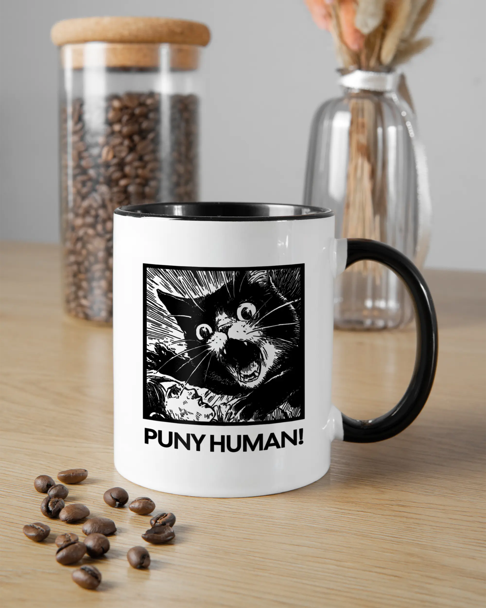 Küchentischansicht der rechten Seite der beidseitig bedruckten Keramiktasse von Maondo mit dem Design Puny Human in der Farbe Duotone