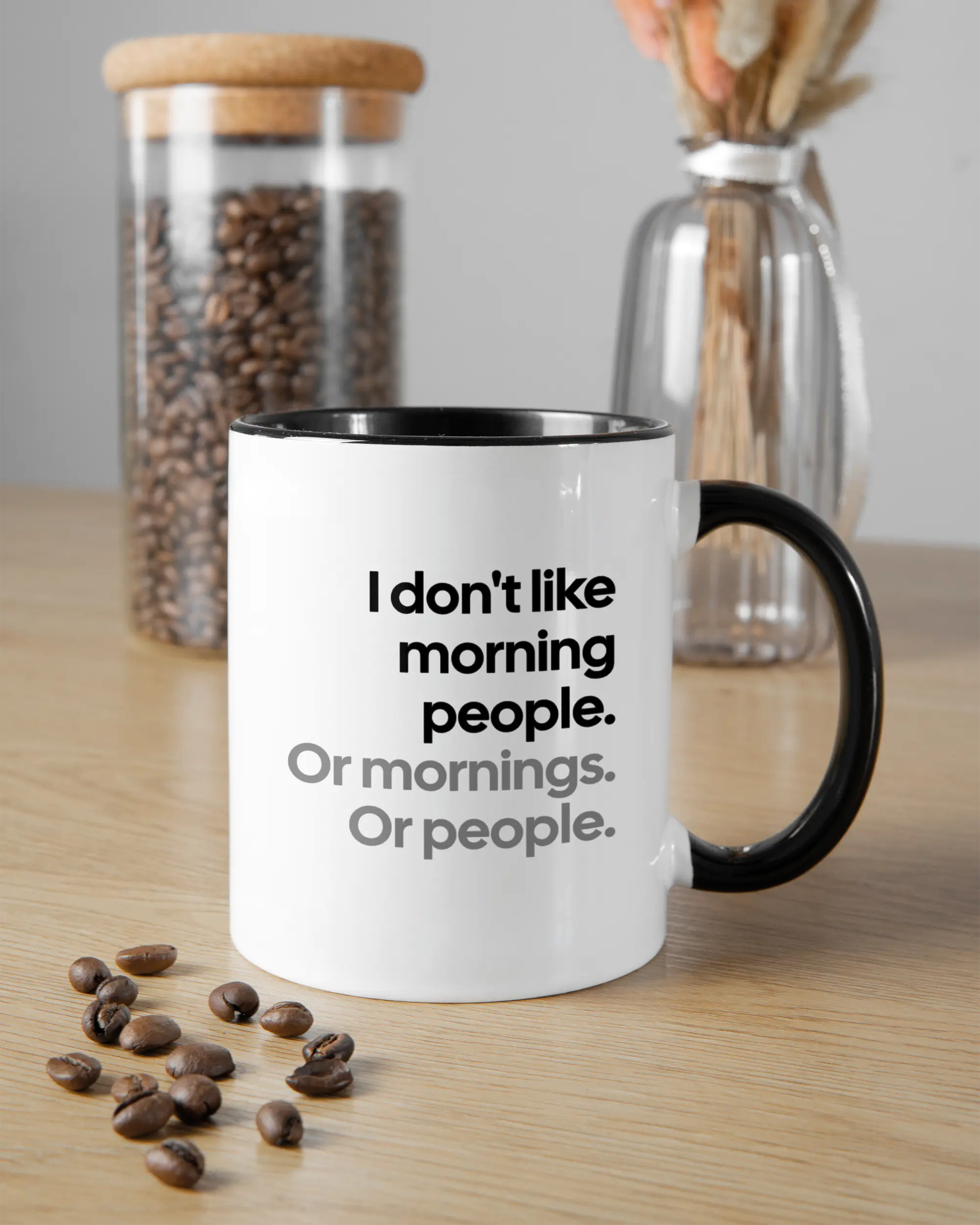 Küchentischansicht der rechten Seite der beidseitig bedruckten Keramiktasse von Maondo mit dem Design Morning Person in der Farbe Duotone