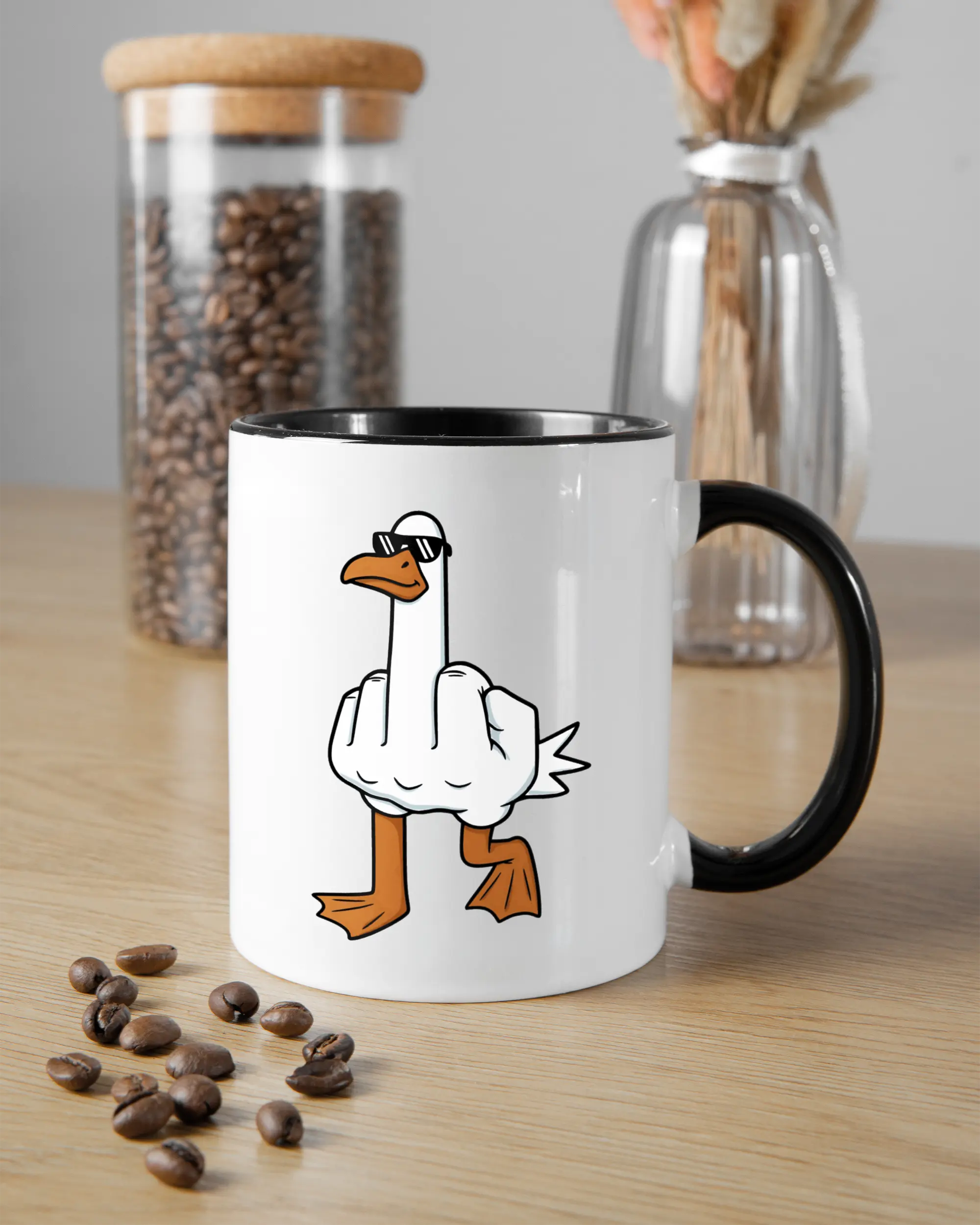 Küchentischansicht der rechten Seite der beidseitig bedruckten Keramiktasse von Maondo mit dem Design I give a duck in der Farbe Duotone