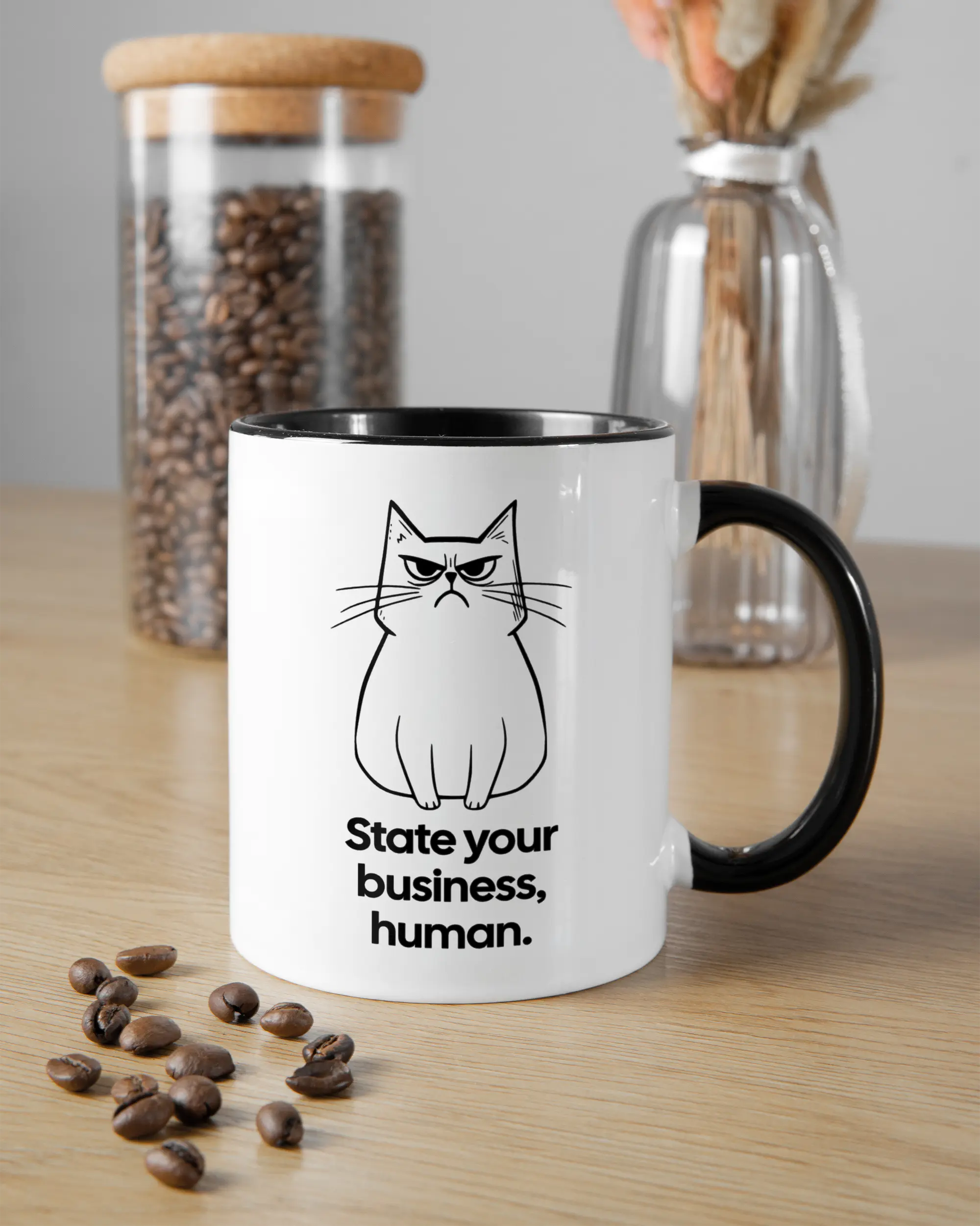Küchentischansicht der rechten Seite der beidseitig bedruckten Keramiktasse von Maondo mit dem Design Grumpy Purr in der Farbe Duotone